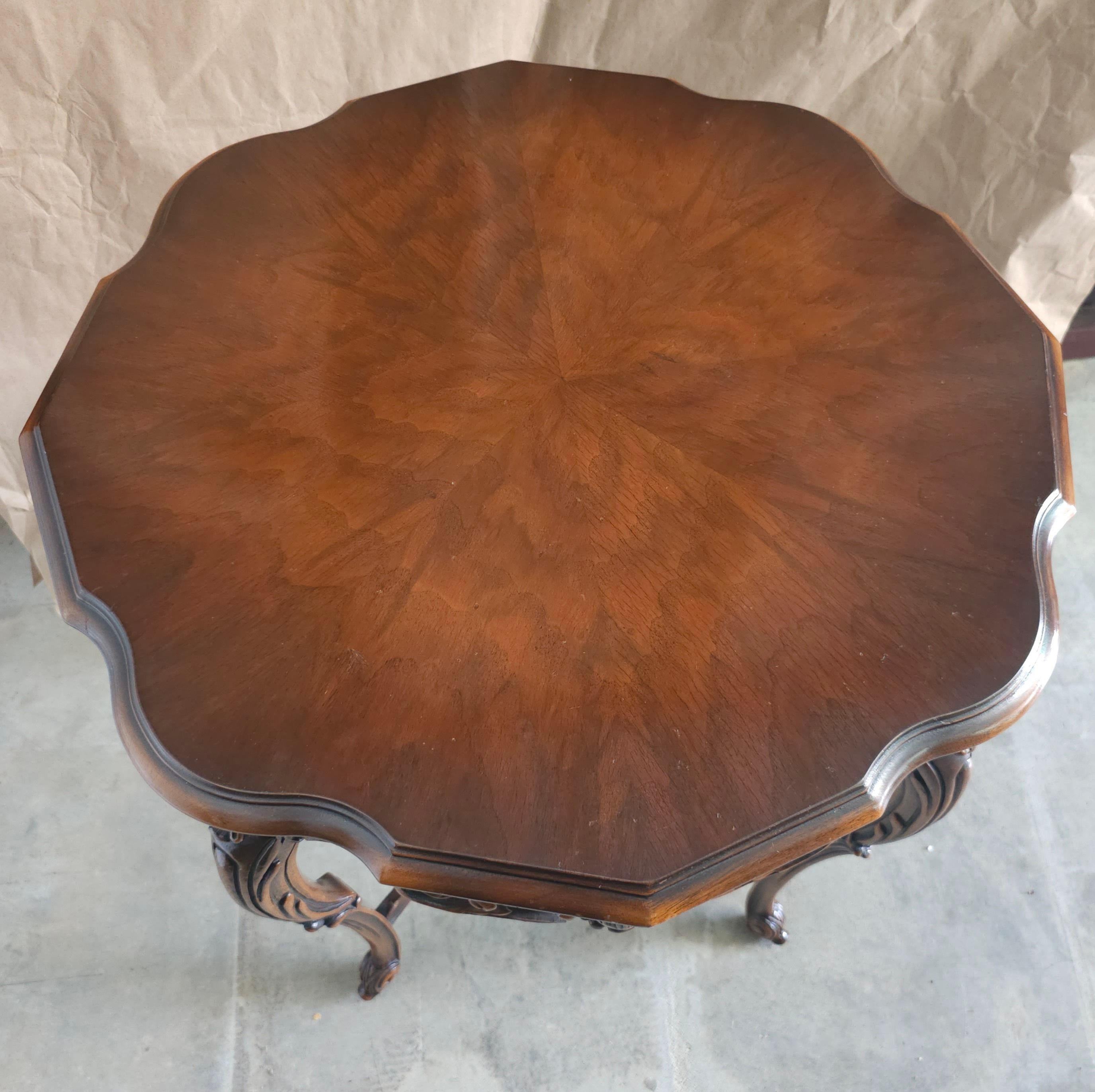 Inconnu Table à Gueridon en noyer sculpté du 20e siècle de style provincial Louis XV en vente