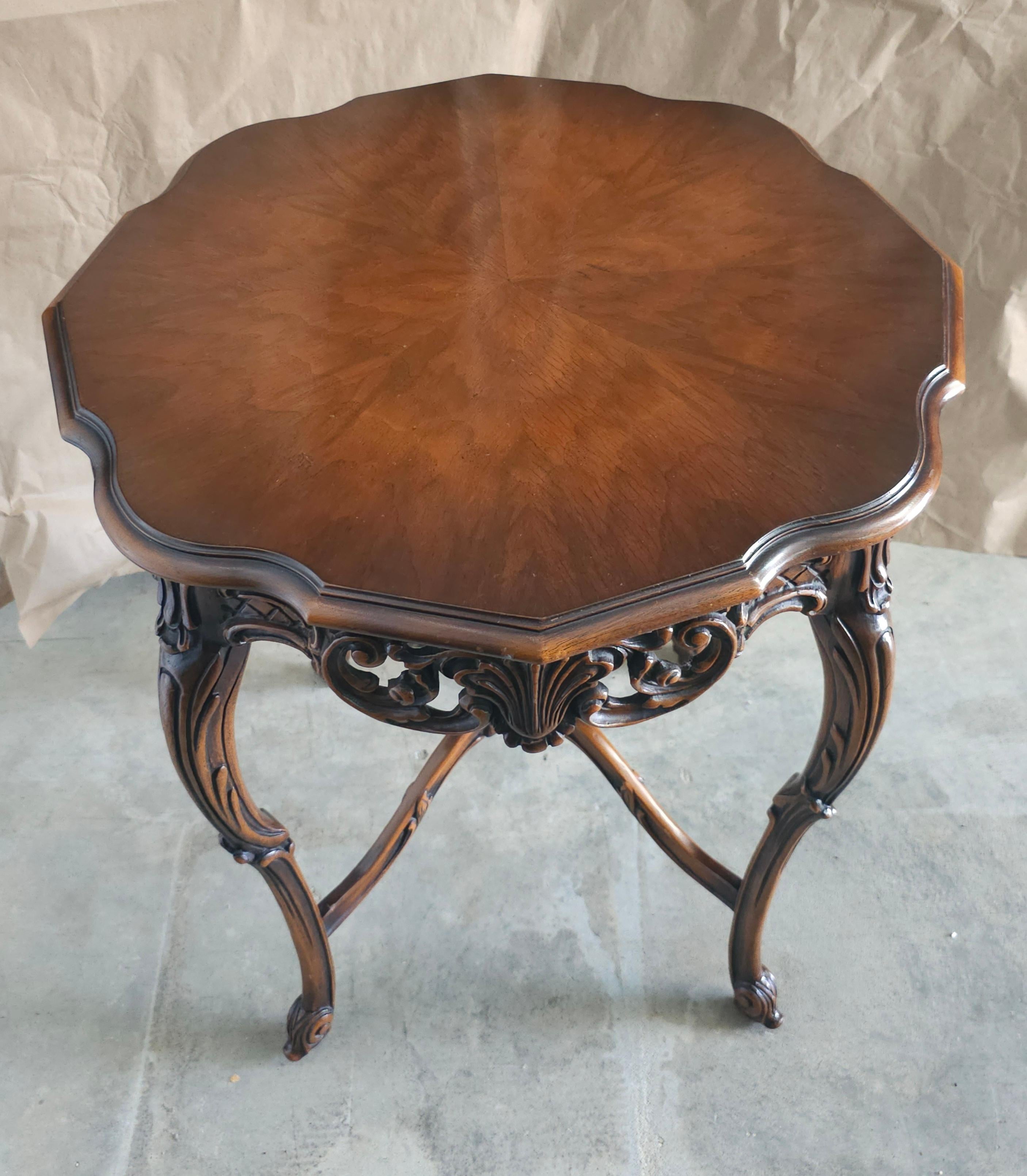 Sculpté Table à Gueridon en noyer sculpté du 20e siècle de style provincial Louis XV en vente