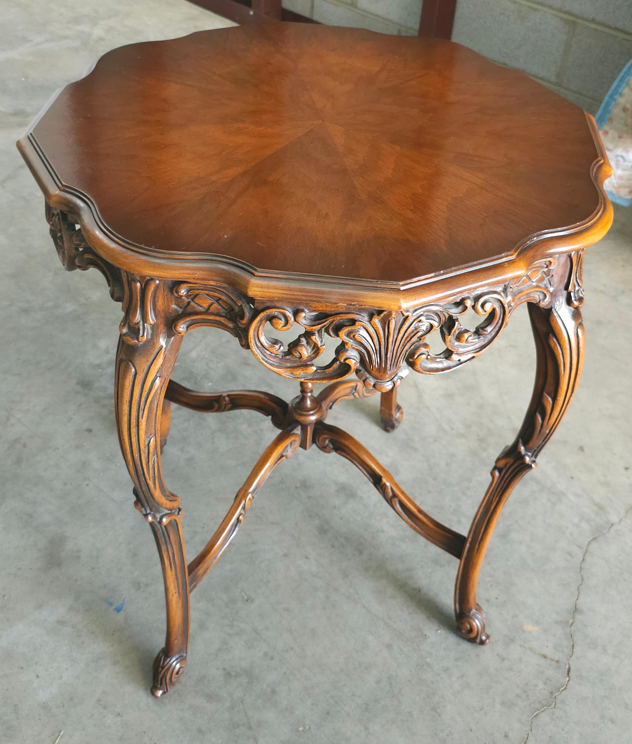 20ième siècle Table à Gueridon en noyer sculpté du 20e siècle de style provincial Louis XV en vente
