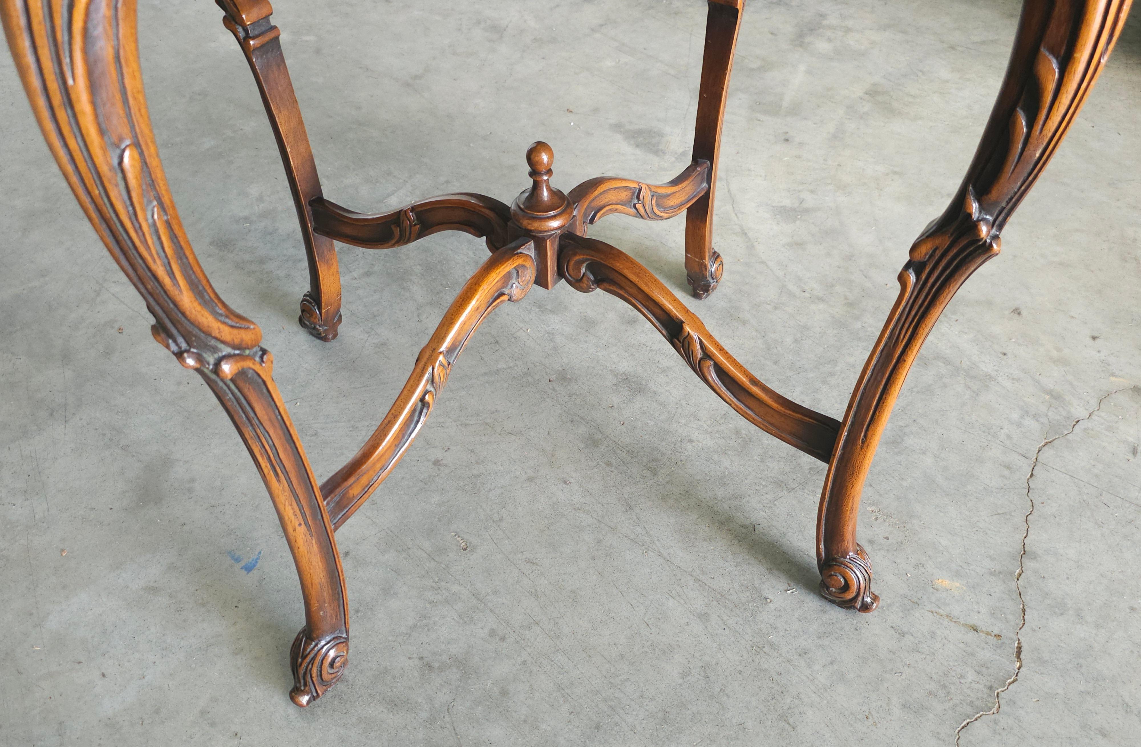 Noyer Table à Gueridon en noyer sculpté du 20e siècle de style provincial Louis XV en vente