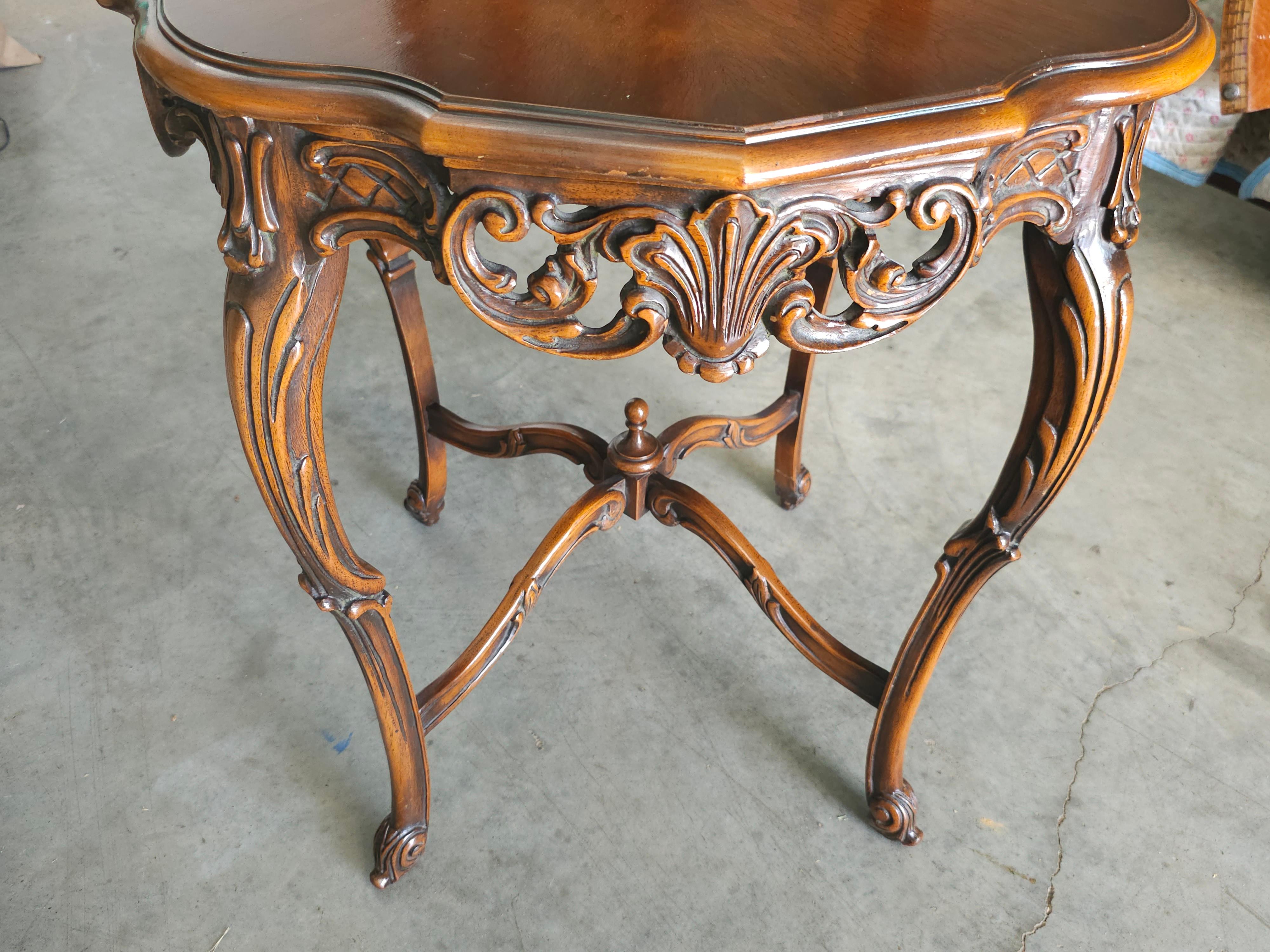 Table à Gueridon en noyer sculpté du 20e siècle de style provincial Louis XV en vente 1