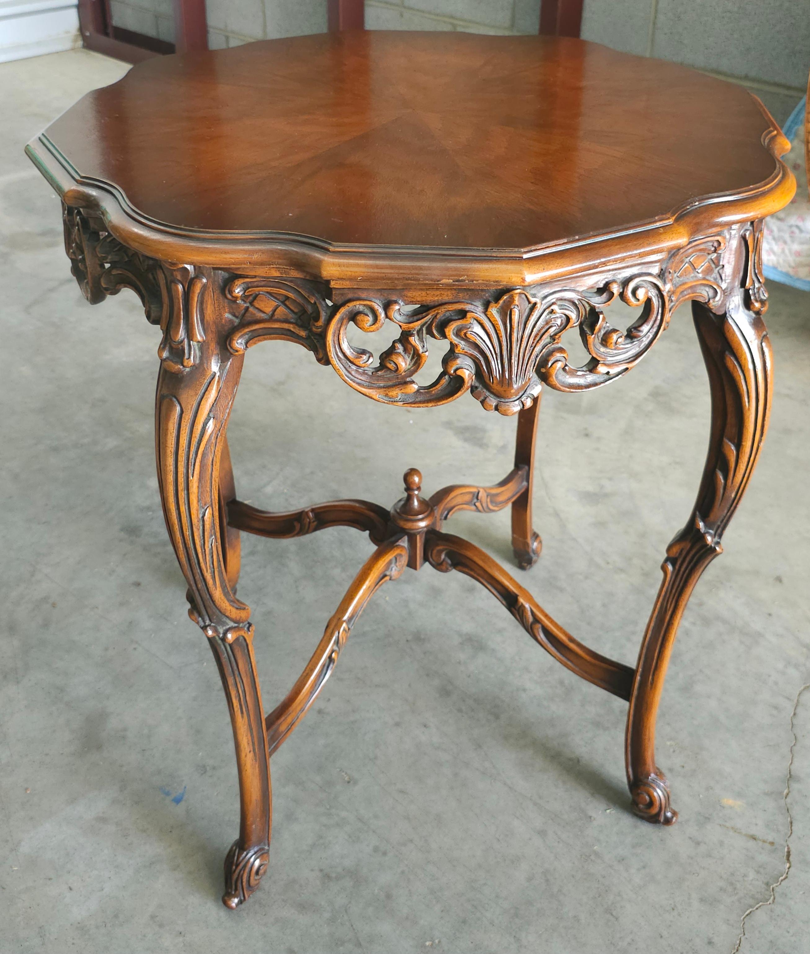 Table à Gueridon en noyer sculpté du 20e siècle de style provincial Louis XV en vente 2