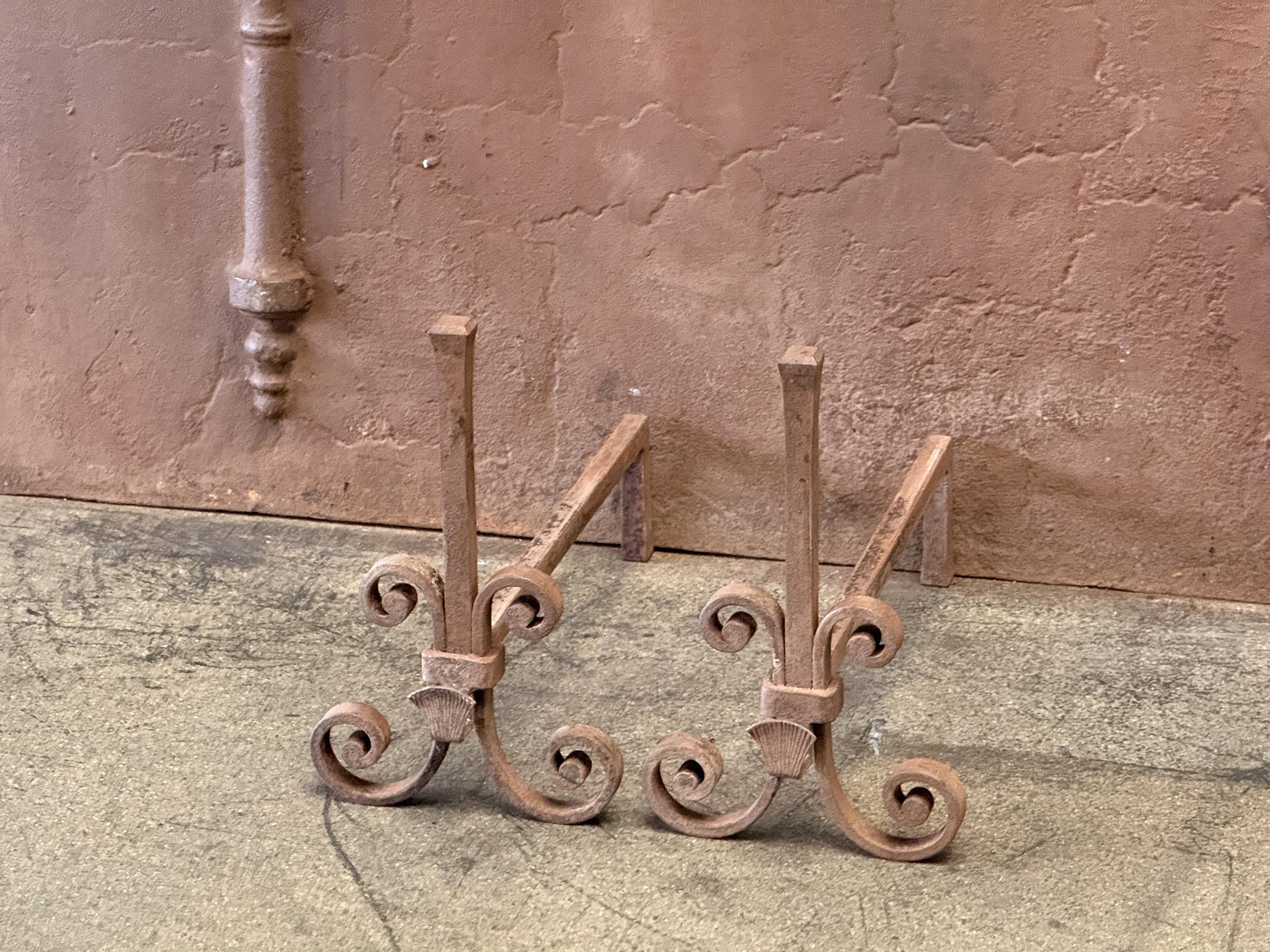 Forgé Andirons ou brûleurs de style Louis XV du 20e siècle en vente