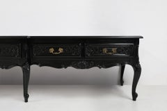 20e siècle Buffet bas noir de style Louis XV, France