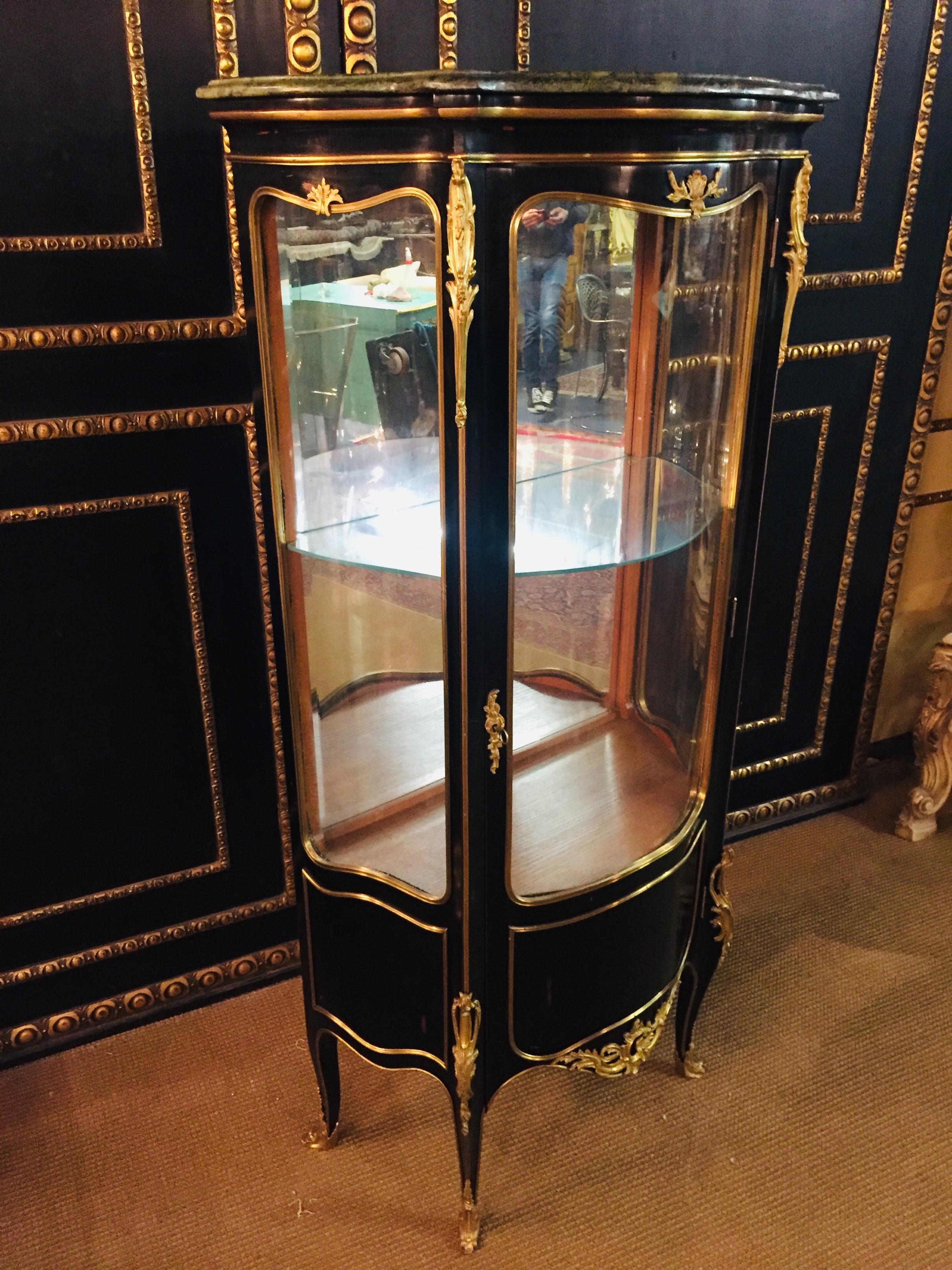 Petite French vitrine in the style of Louis XV Rococo Piano black polished veneer on solid beechwood high-octagonal, one-armed, curved body, three-sided to three-section, on tall, slanting, curly feet. Profiled cornice with marble top. Inside two