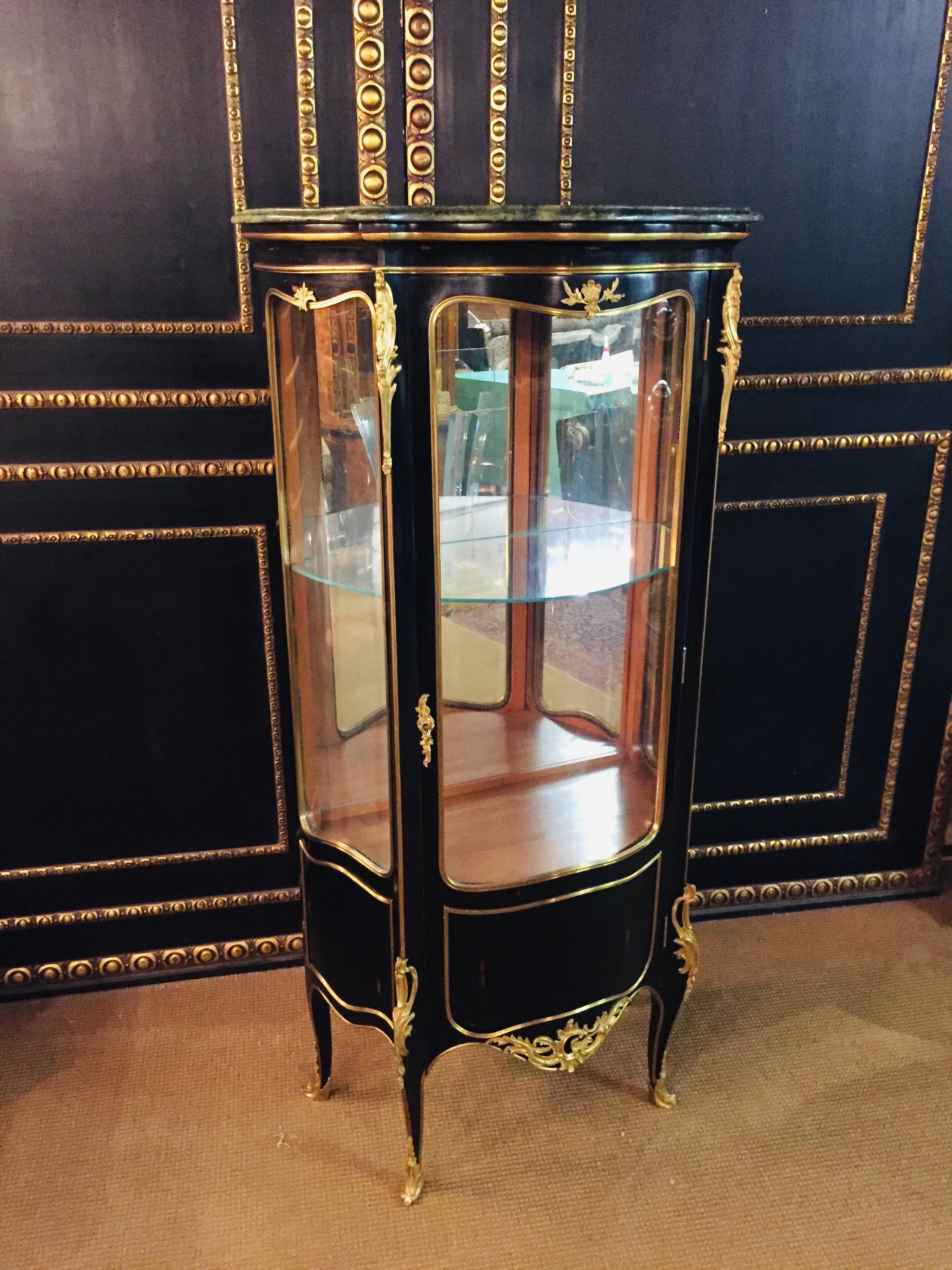 Français Armoire de salon noire polie de style Louis XV du 20ème siècle en vente