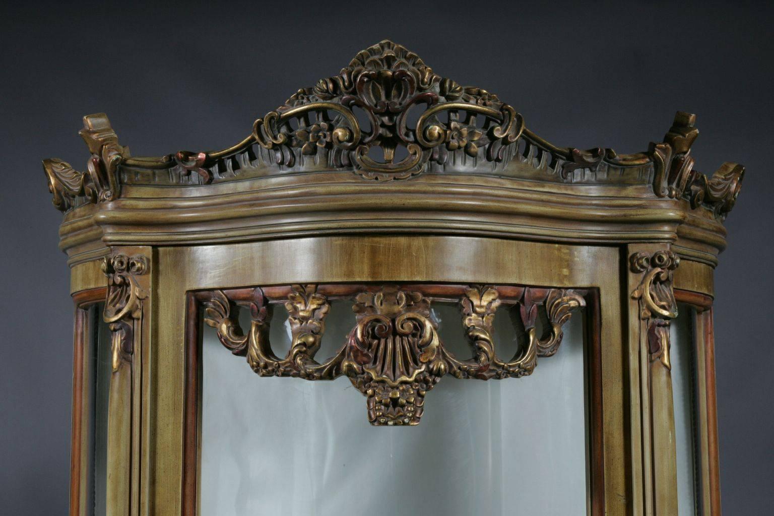 20th Century Louis XV Style Bowed Vitrine For Sale 5