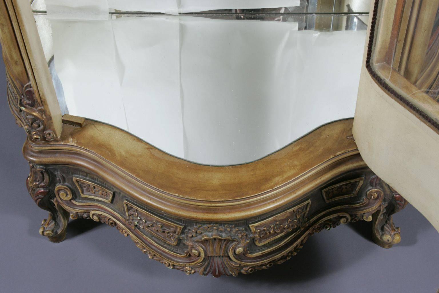 20th Century Louis XV Style Bowed Vitrine For Sale 2