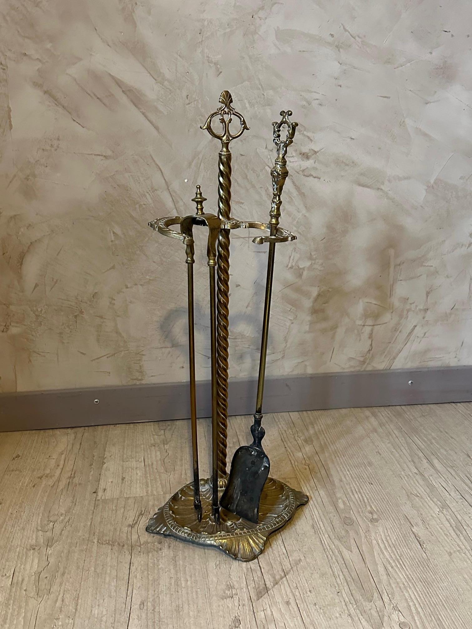 Nice Louis XV style bronze fireplace set consisting of an ash shovel, an ash tongs and the tool holder. Twisted bar connecting a handle.
Nice quality.