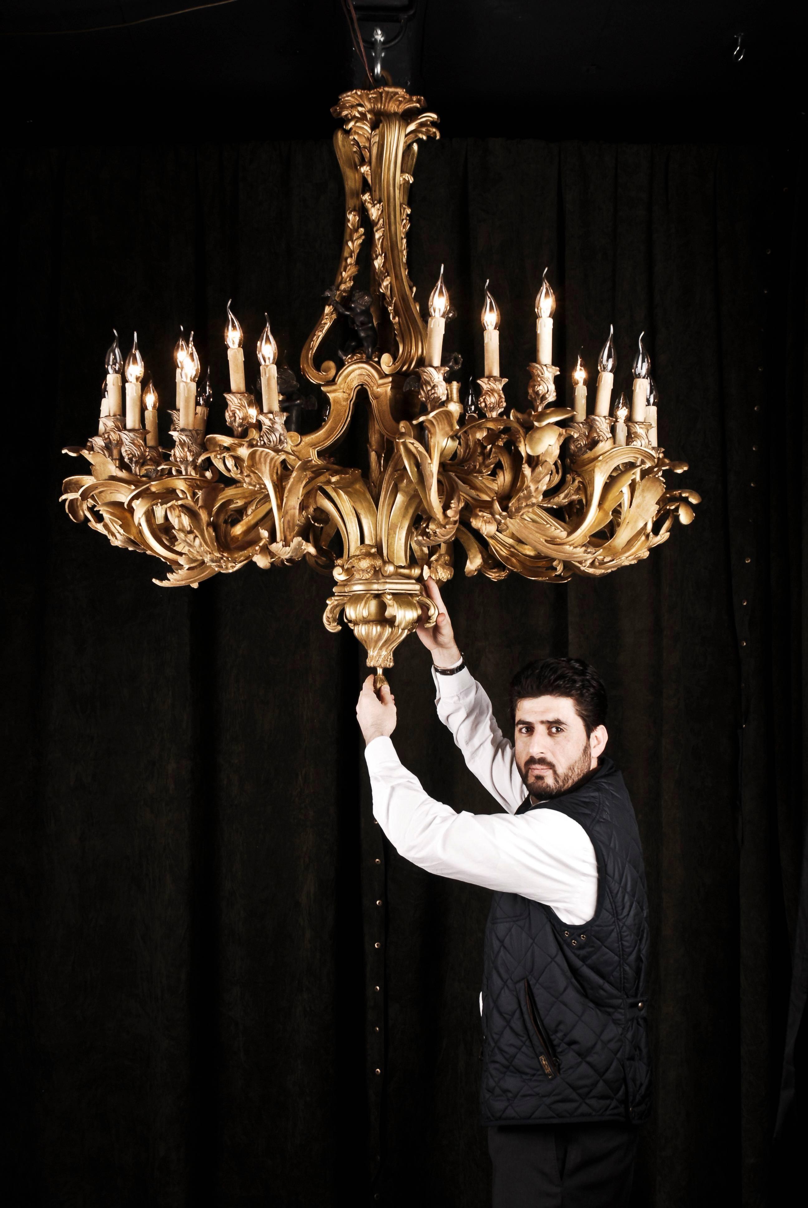 Candelabro de calidad de museo, muy significativo, de estilo Luis XV.
Inusual, finamente grabado, de bronce fundido. Eje central fuertemente adornado, con seis puttos totalmente moldeados y tres pájaros. A partir de ahí, veinticuatro brazos ligeros