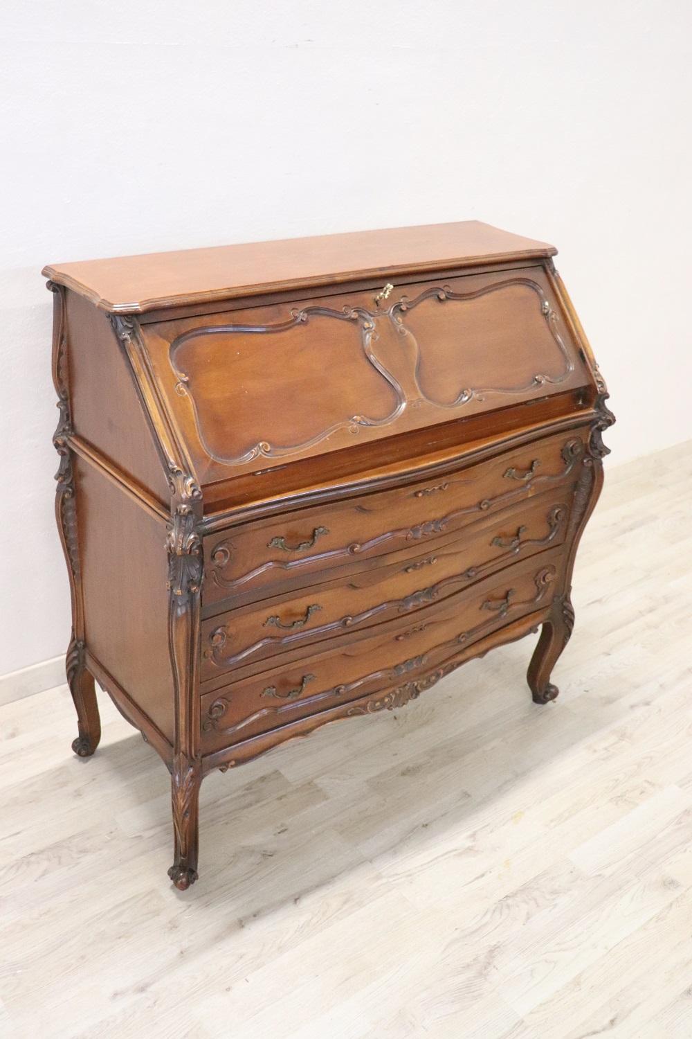 Important elegant chest with secrétaire carved walnut, 1950s. The openable floor allows a support to write. Inside two small drawers. There are no internal secret compartments. In front of three comfortable and useful large drawers. Truly elegant