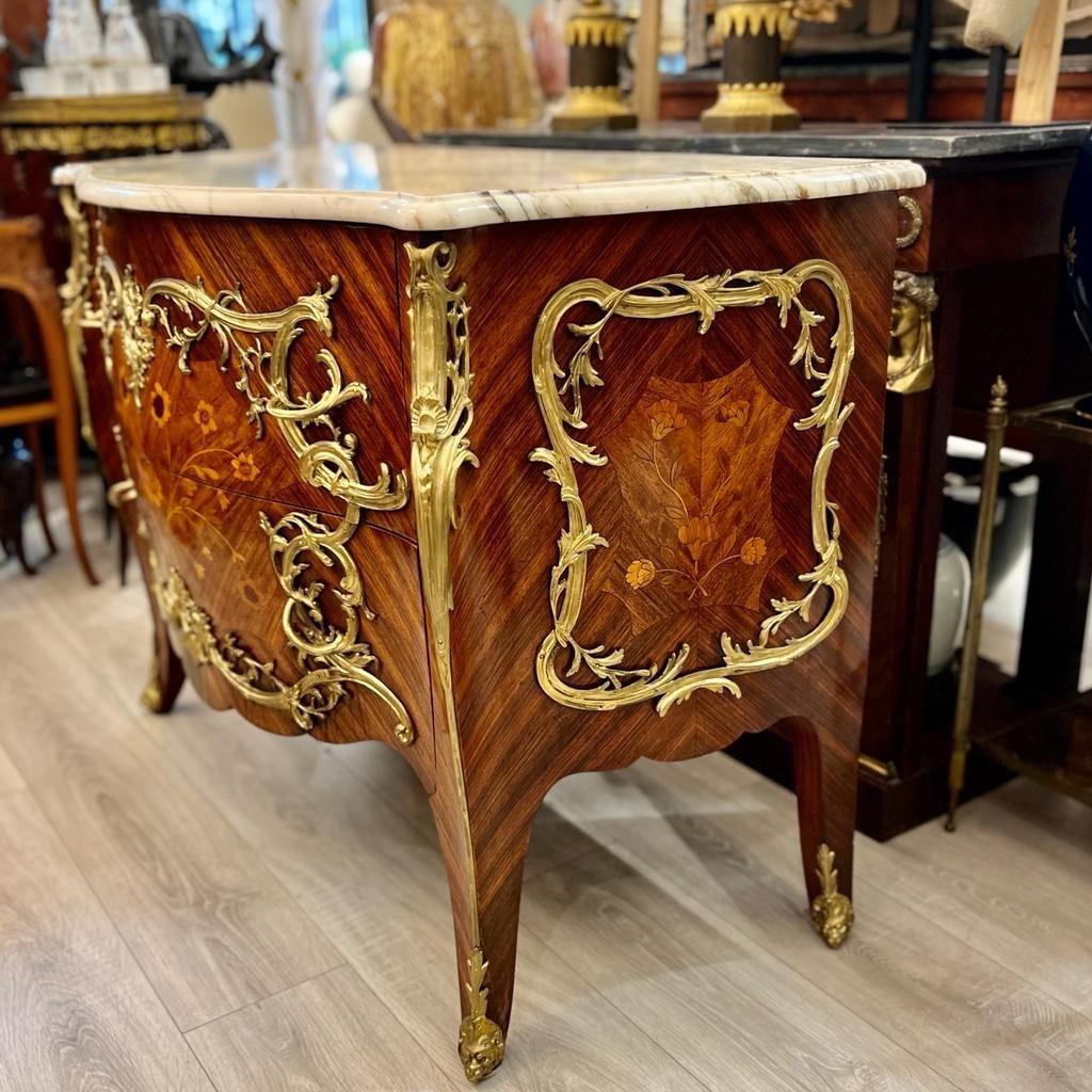 20th Century Louis XV Style Ceremonial Commode in Marquetry and Marble Top For Sale 4