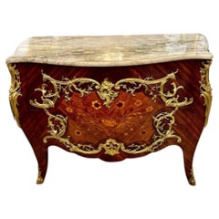 Commode de style Louis XV du 20ème siècle en marqueterie et plateau en marbre