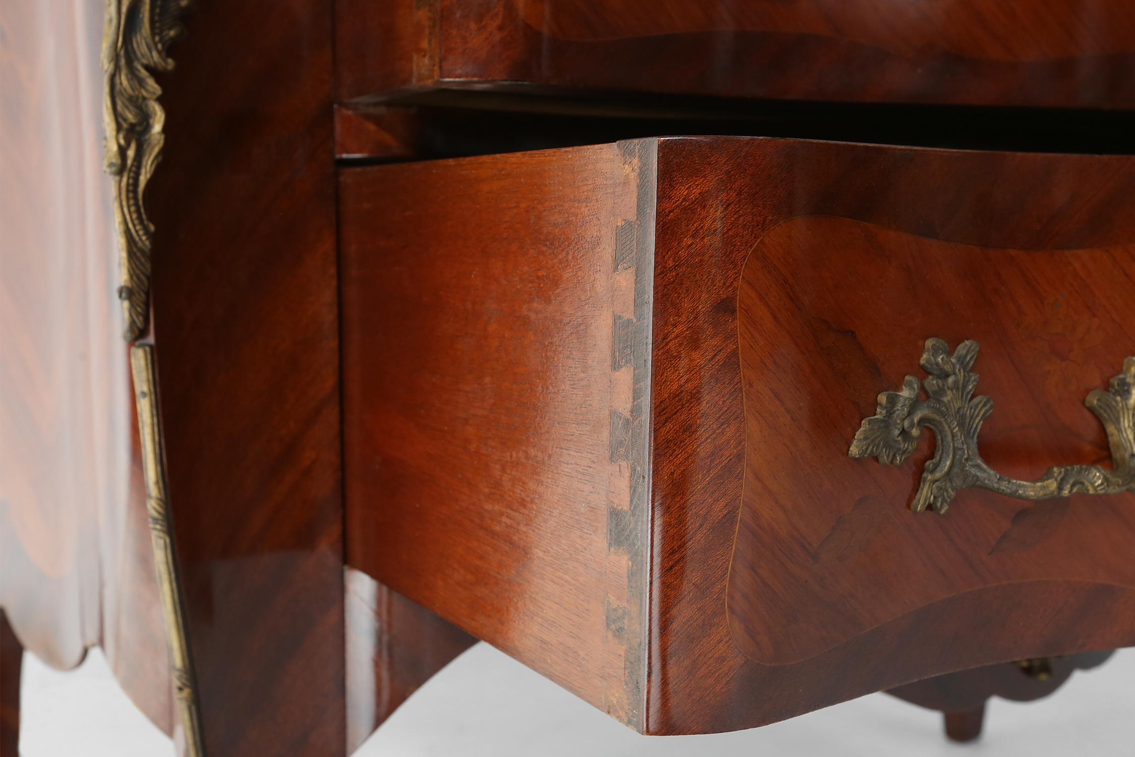 Cassettiera in stile Luigi XV del XX secolo con piano in marmo, Francia ca. 1950 in vendita 3