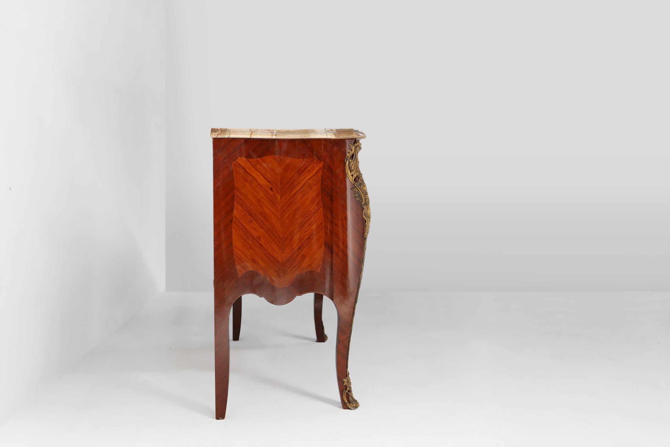 Cassettiera in stile Luigi XV del XX secolo con piano in marmo, Francia ca. 1950 in vendita 8