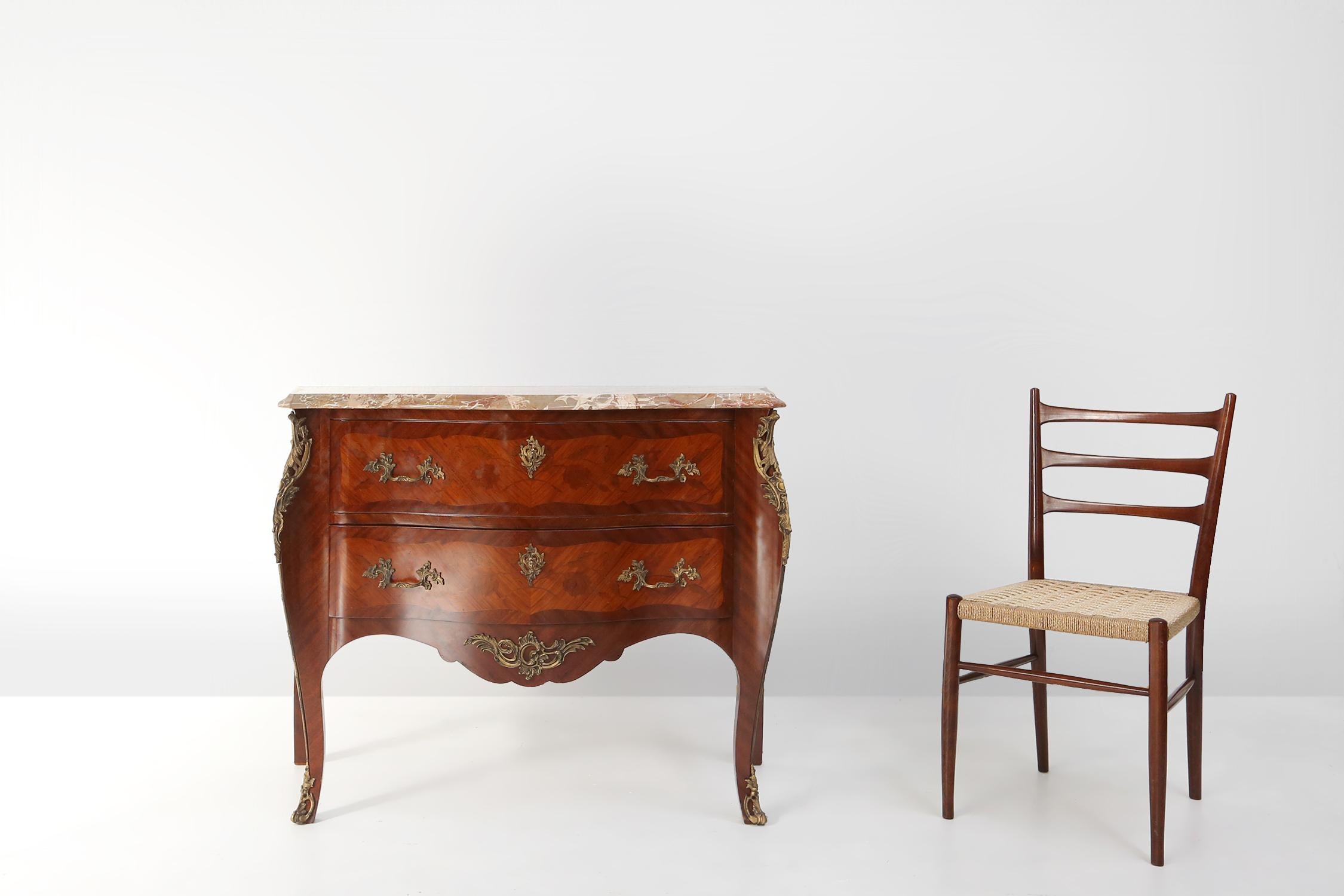 Francia / 1950 / cassettiera / bronzo, marmo, legno / Luigi XV

Una cassettiera convessa in stile Luigi XV, realizzata nel XX secolo in Francia intorno al 1950. Realizzato in legno massiccio con impiallacciatura in mogano specchiato, con sottili