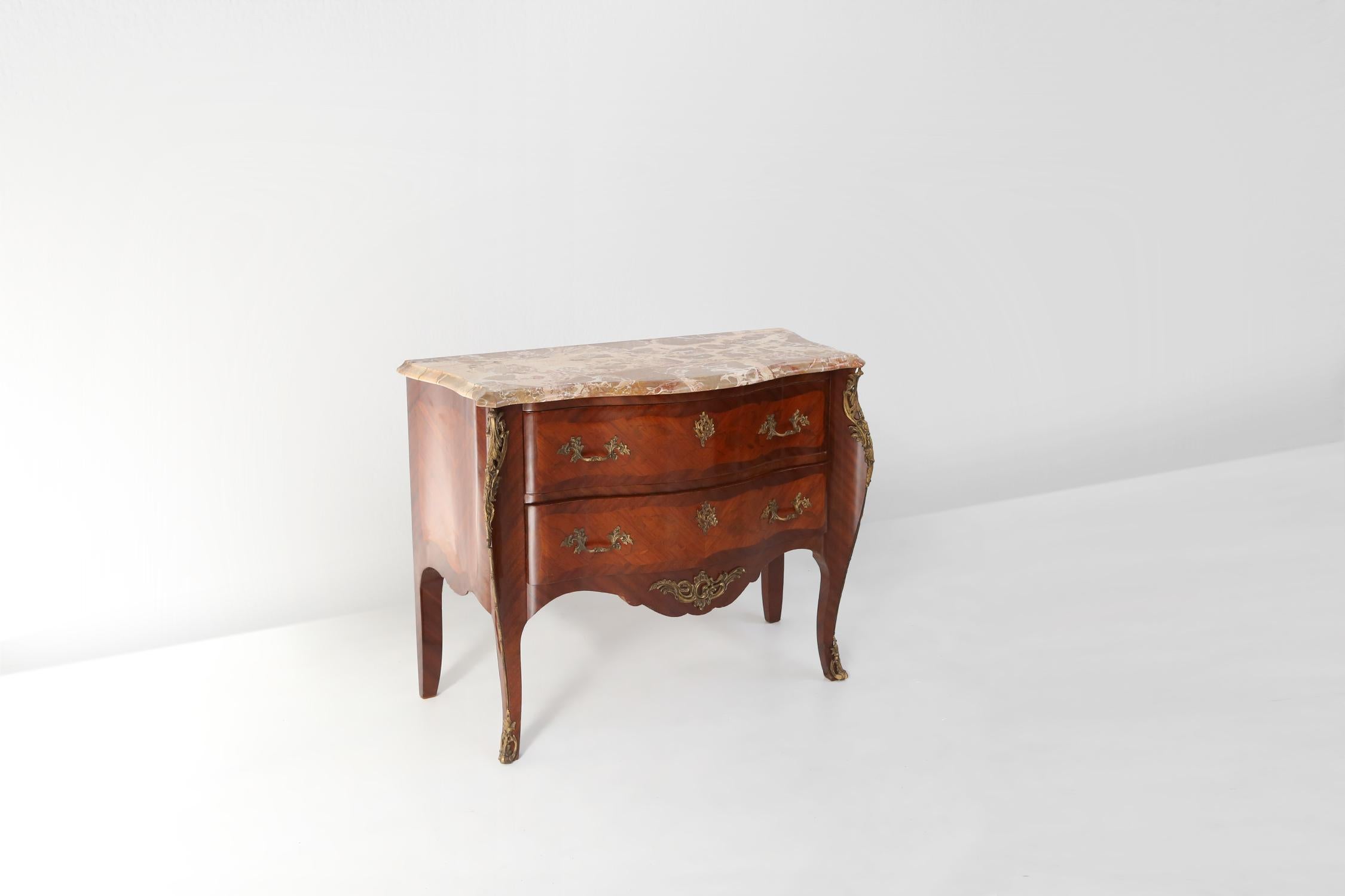 Francese Cassettiera in stile Luigi XV del XX secolo con piano in marmo, Francia ca. 1950 in vendita