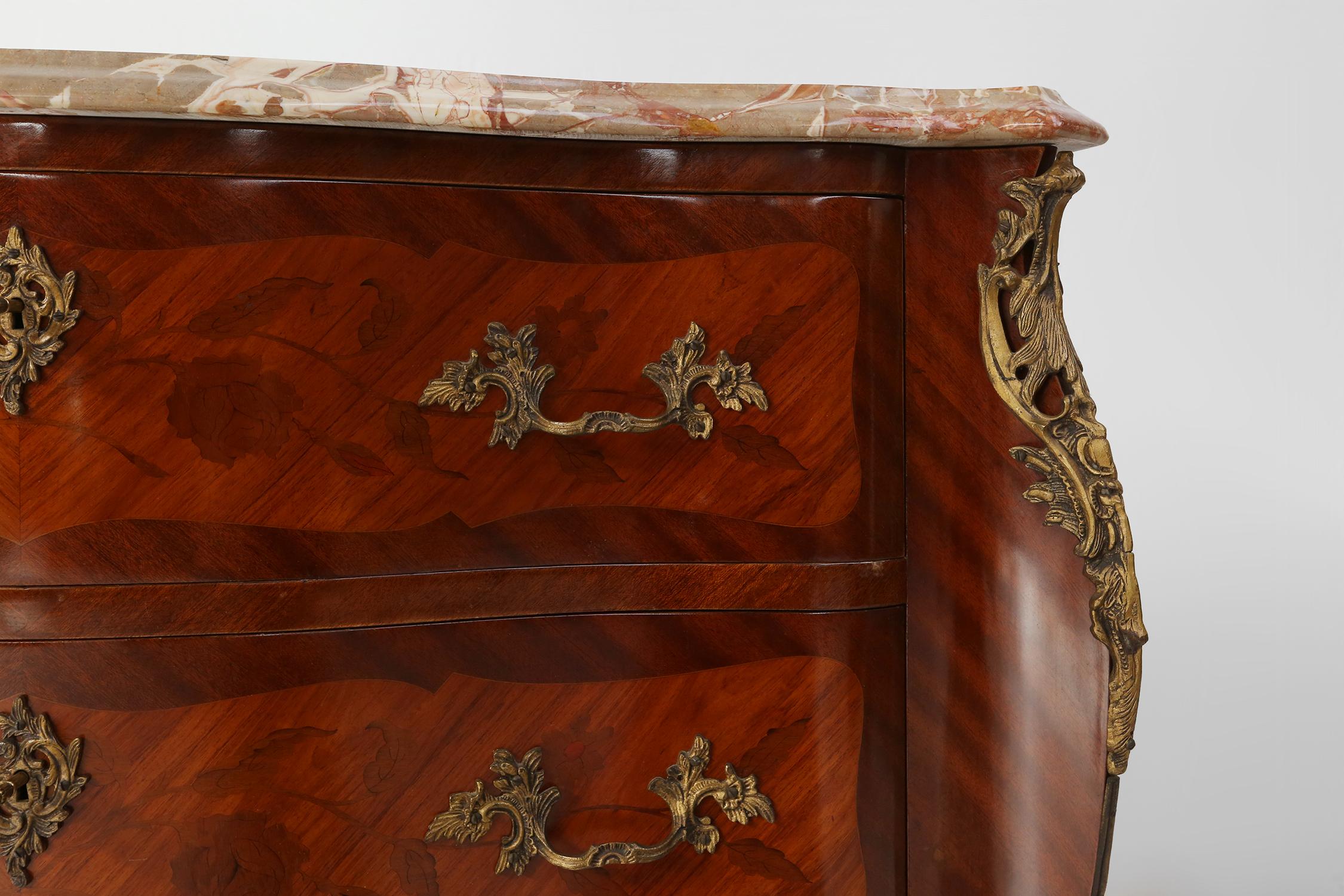 Marqueterie Cassettiera in stile Luigi XV del XX secolo con piano in marmo, Francia ca. 1950 in vendita