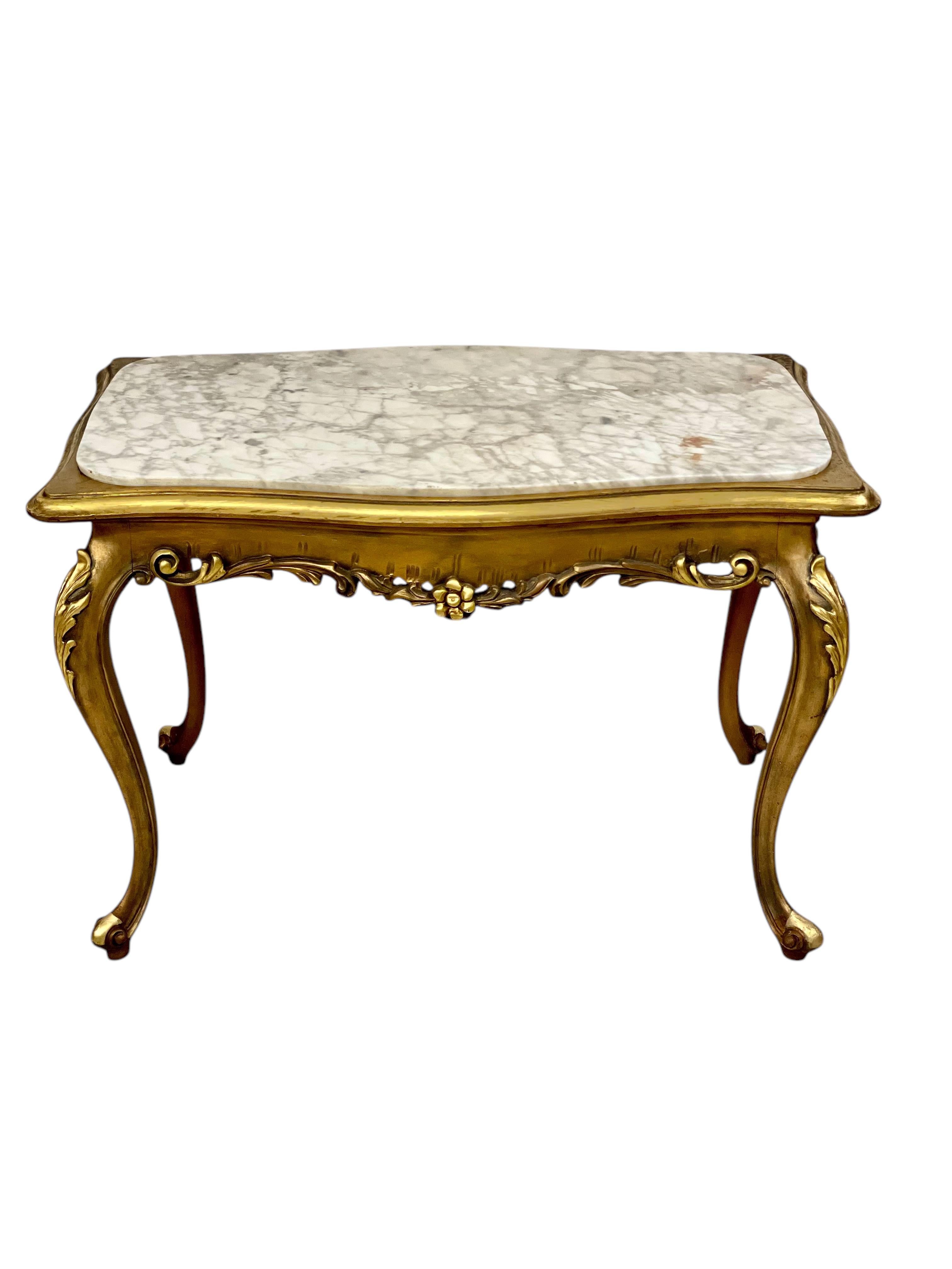 Table basse en bois doré et marbre de style Louis XV du 20e siècle en vente 3