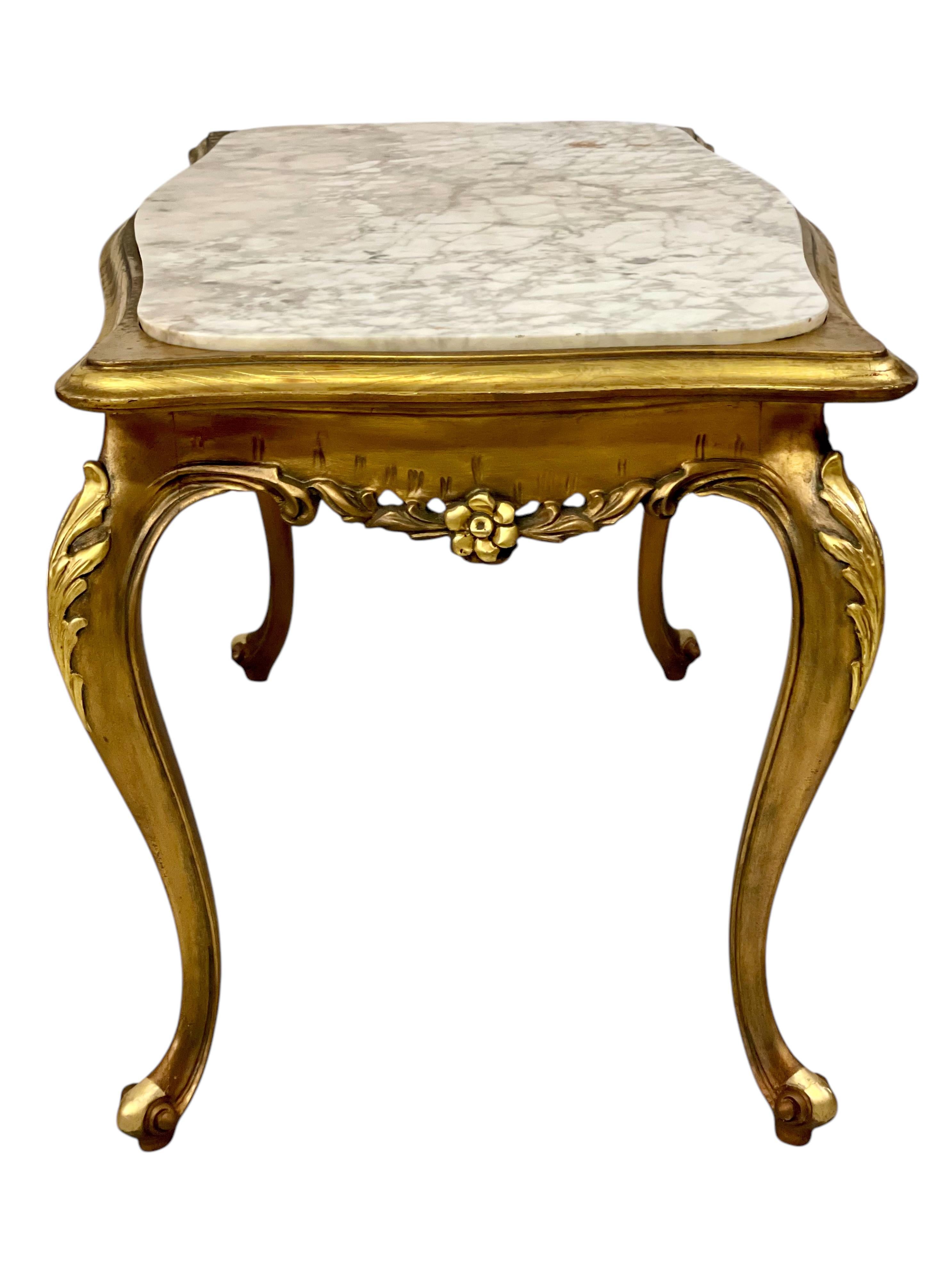 Table basse en bois doré et marbre de style Louis XV du 20e siècle en vente 4