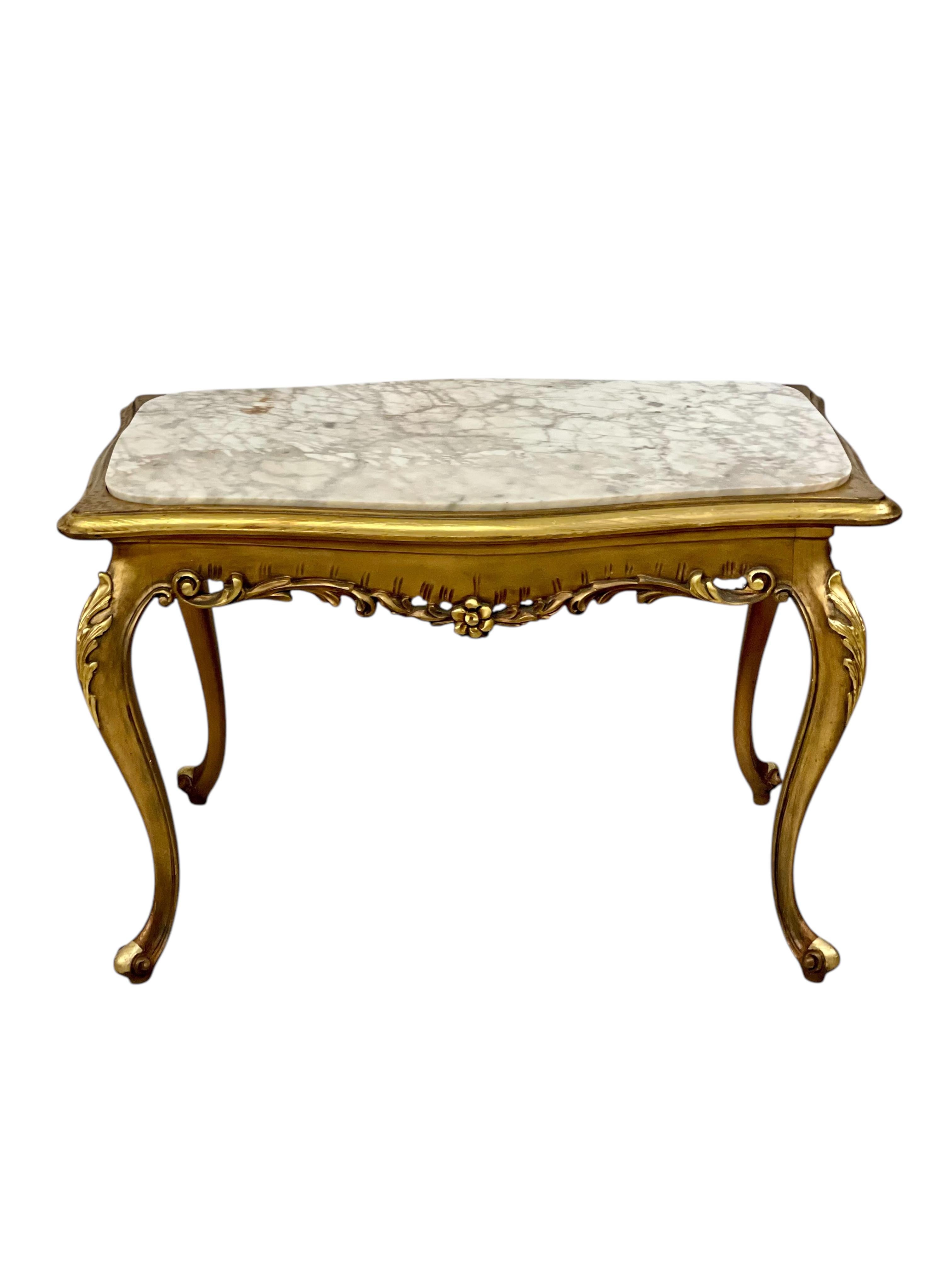 Table basse en bois doré et marbre de style Louis XV du 20e siècle en vente 5