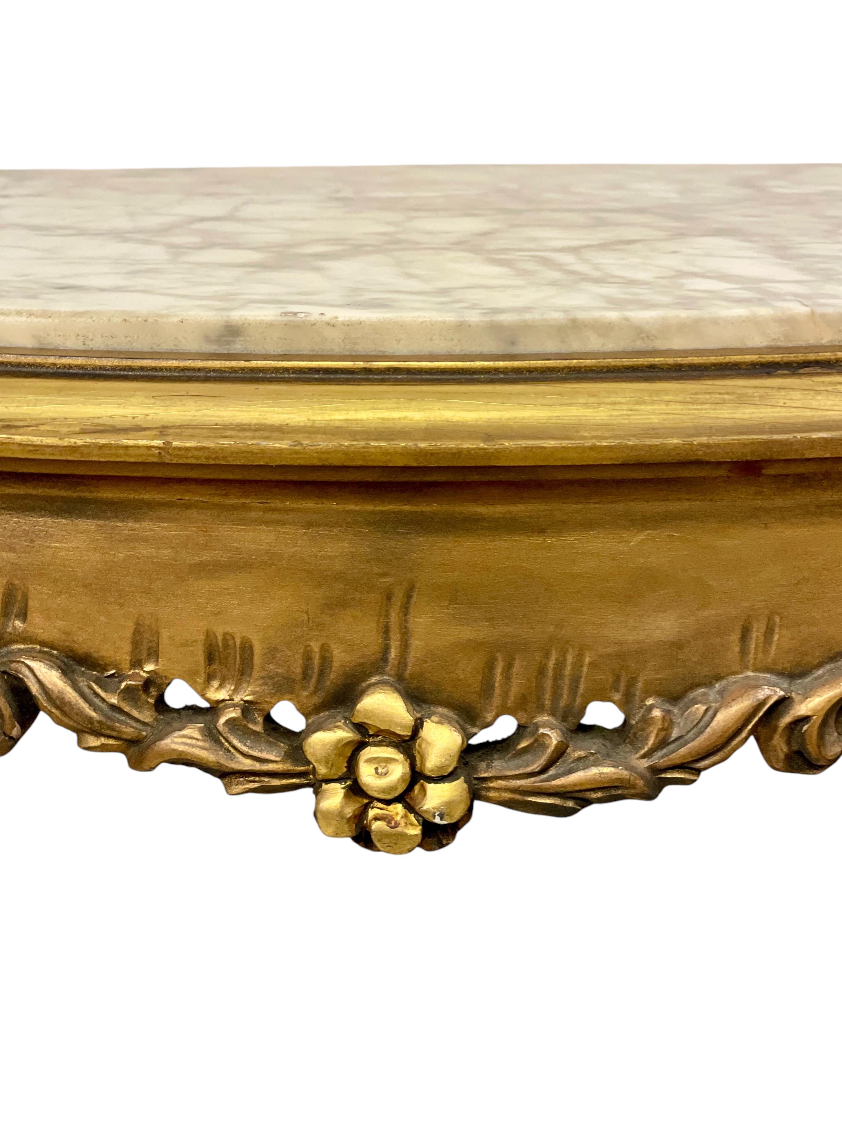 Français Table basse en bois doré et marbre de style Louis XV du 20e siècle en vente