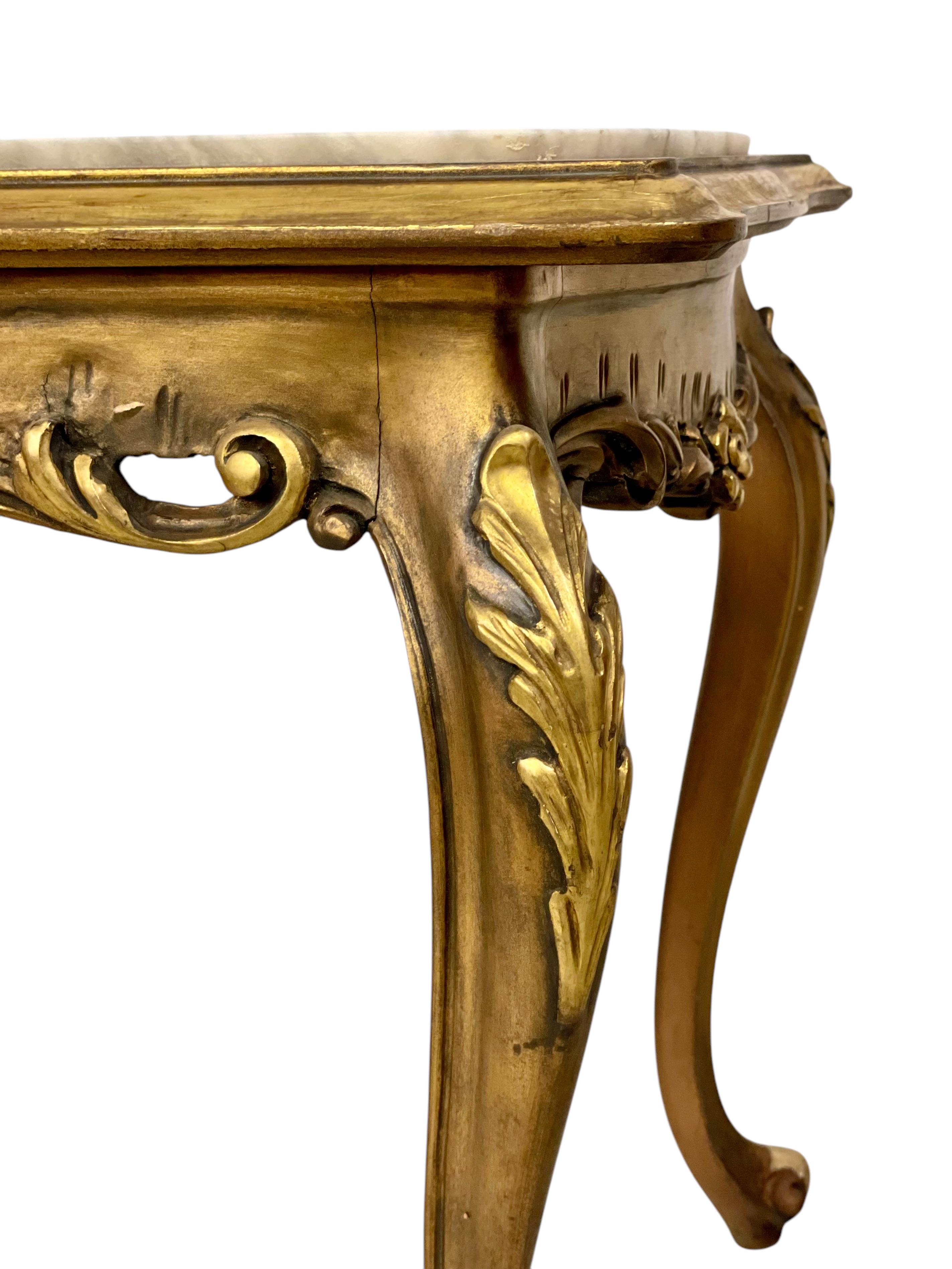 Doré Table basse en bois doré et marbre de style Louis XV du 20e siècle en vente