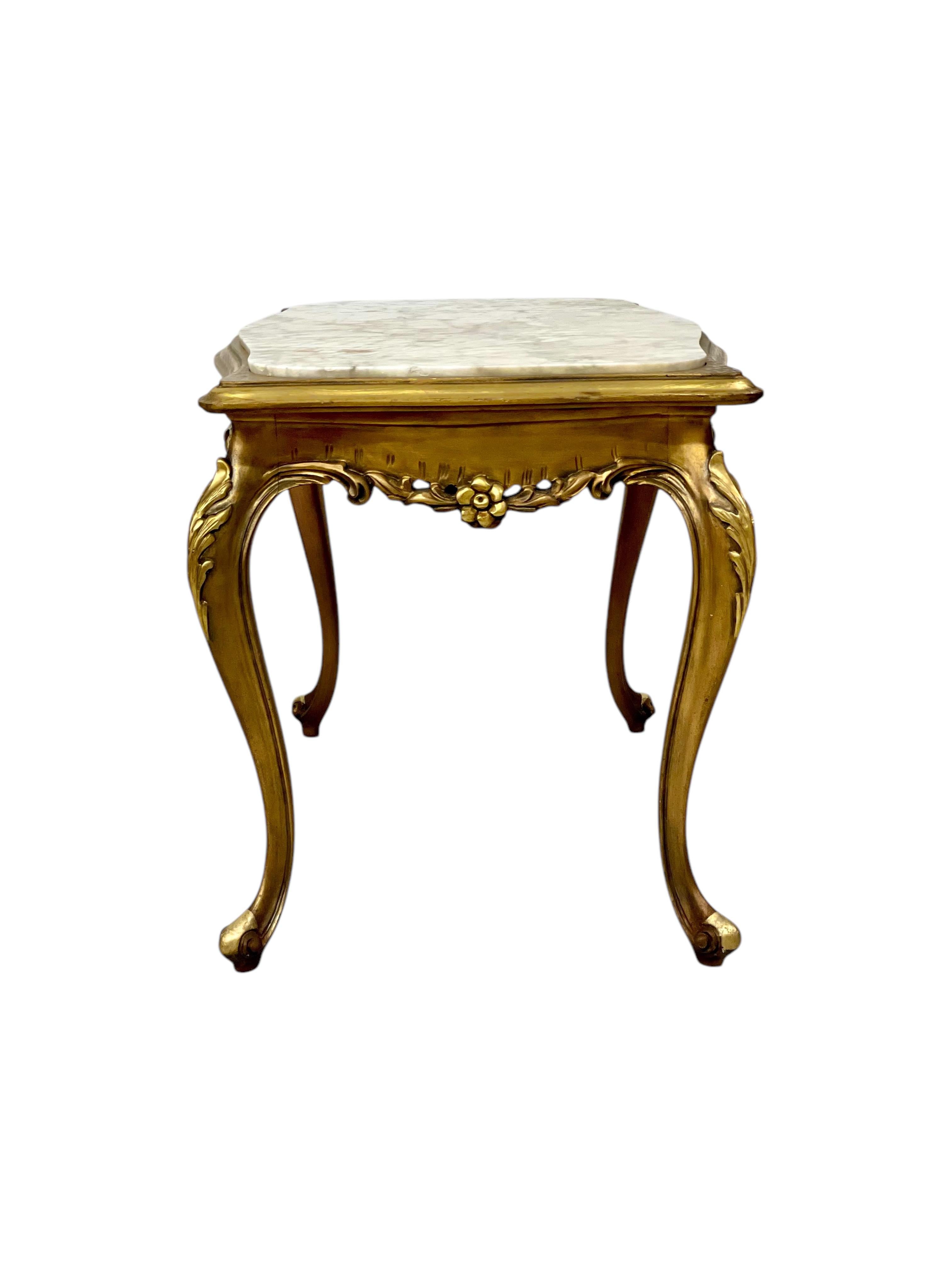 Table basse en bois doré et marbre de style Louis XV du 20e siècle Bon état - En vente à LA CIOTAT, FR