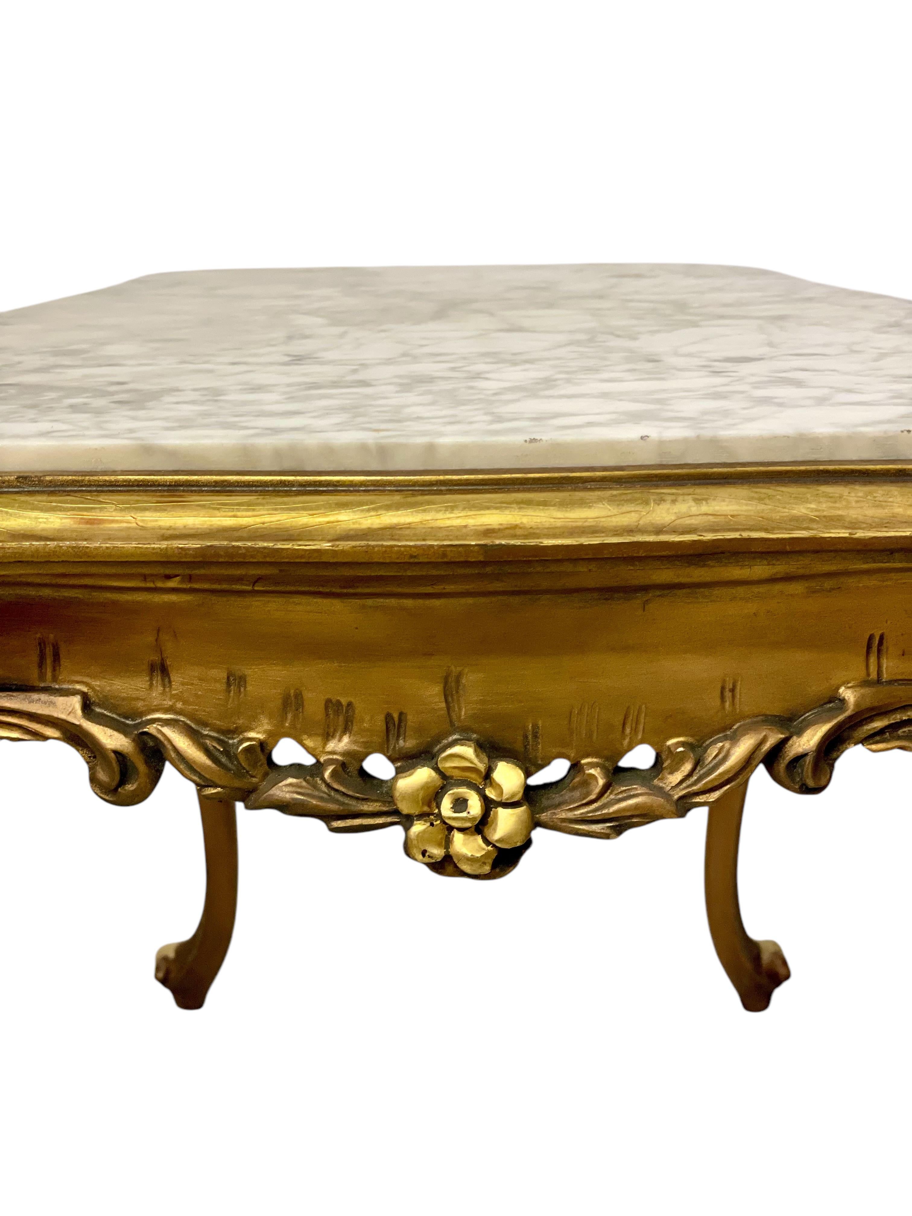 Marbre Table basse en bois doré et marbre de style Louis XV du 20e siècle en vente