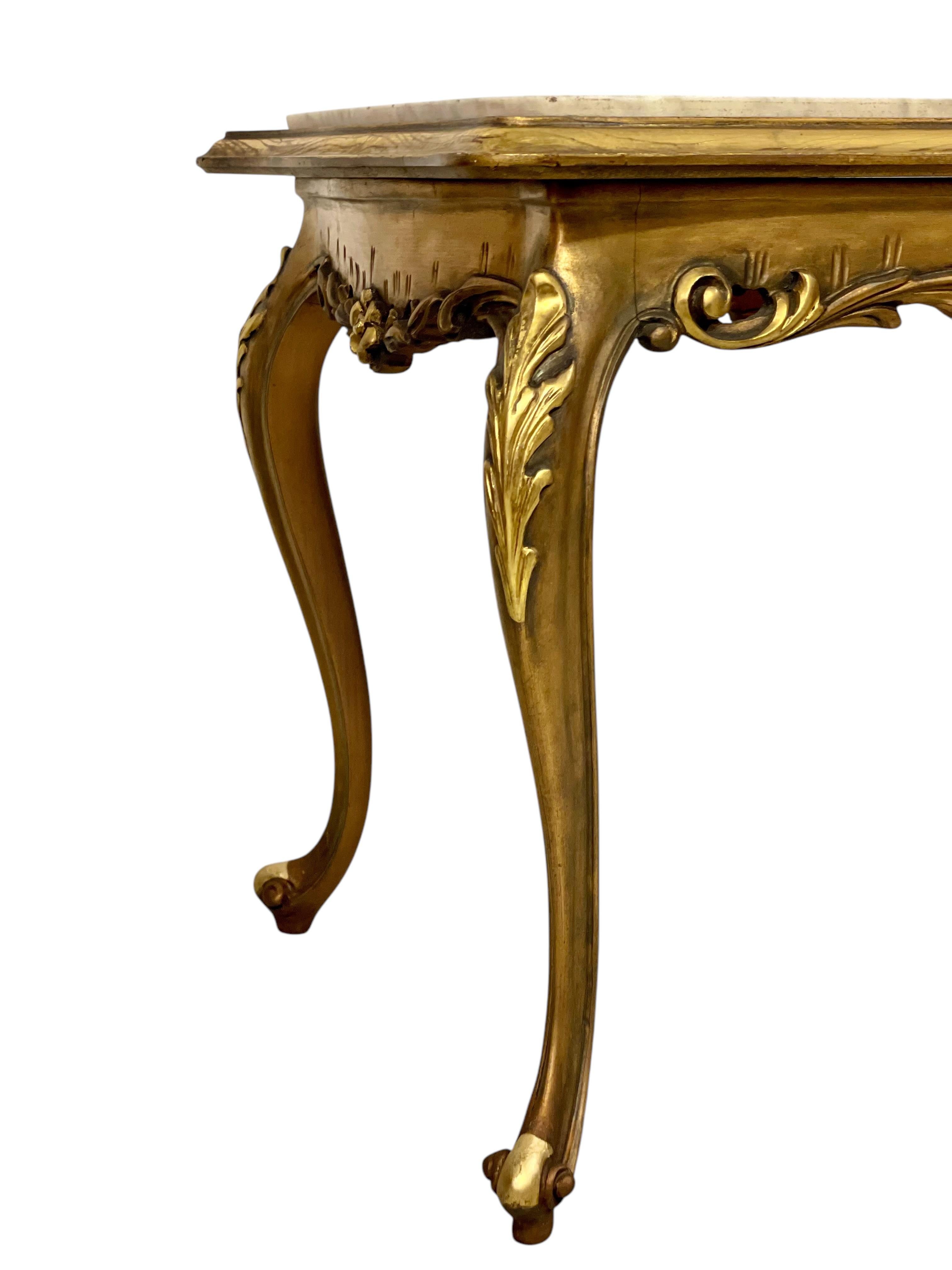 Table basse en bois doré et marbre de style Louis XV du 20e siècle en vente 2