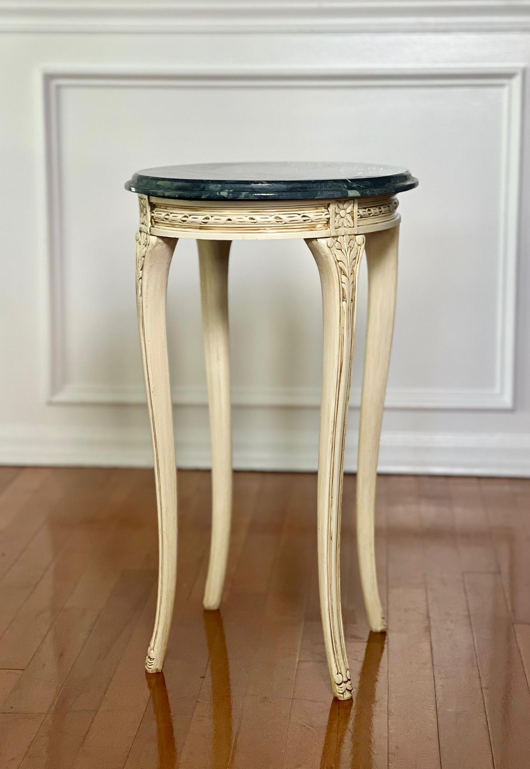 Européen Table d'appoint ovale sculptée de style Louis XV du 20ème siècle, peinte en crème et peinte en marbre en vente