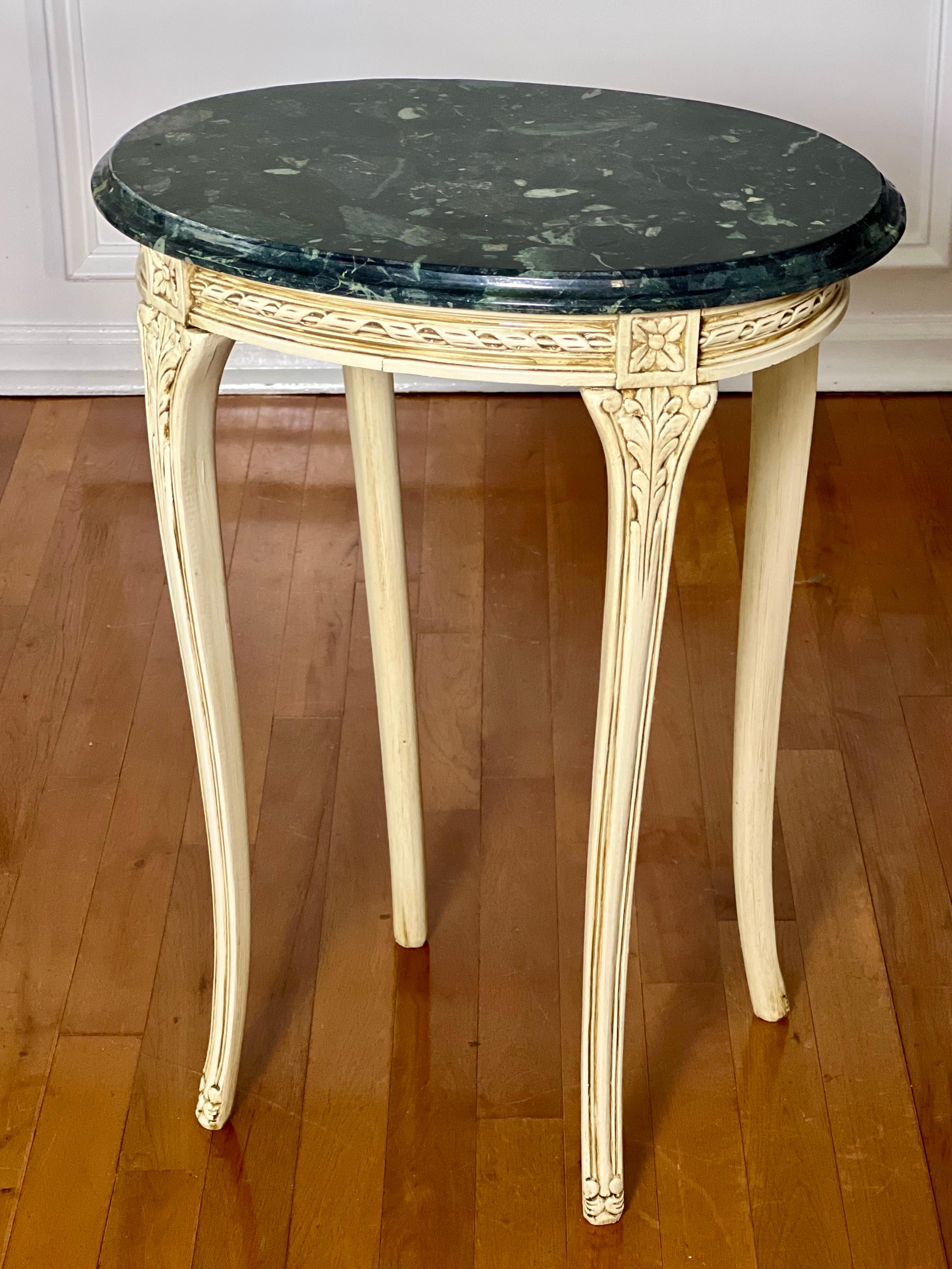 Table d'appoint ovale sculptée de style Louis XV du 20ème siècle, peinte en crème et peinte en marbre Bon état - En vente à Doylestown, PA