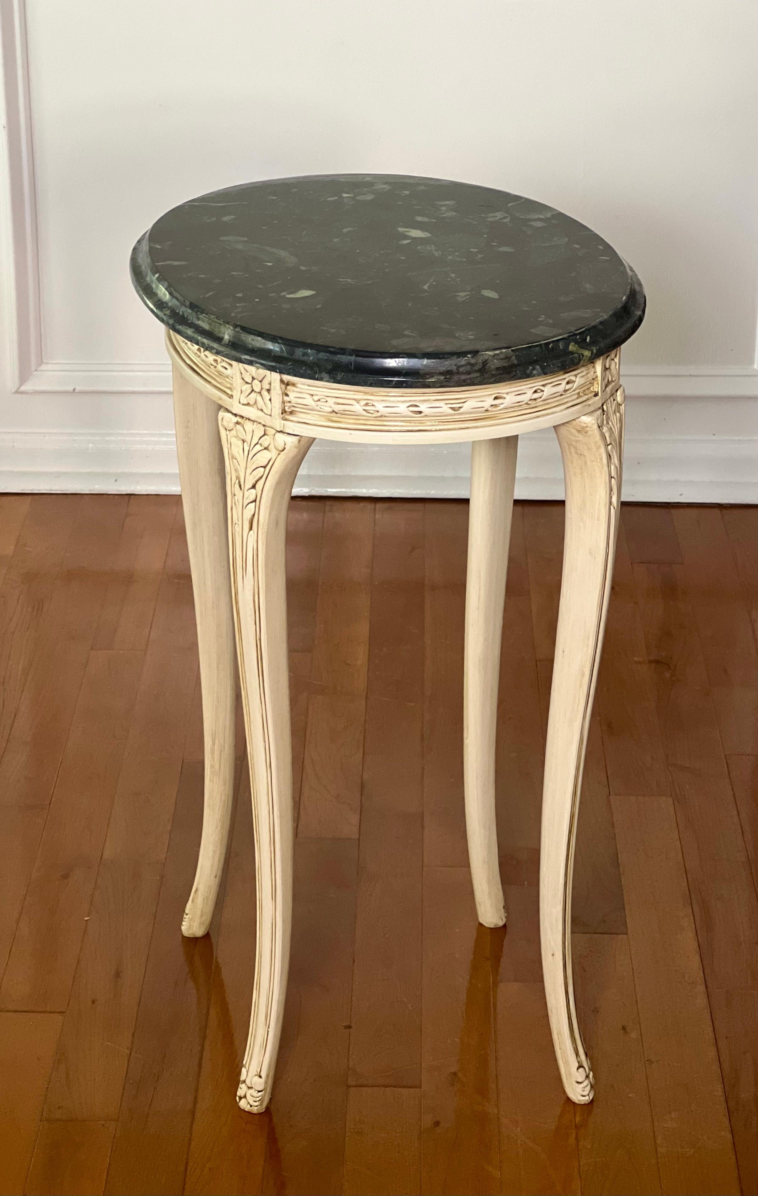 20ième siècle Table d'appoint ovale sculptée de style Louis XV du 20ème siècle, peinte en crème et peinte en marbre en vente
