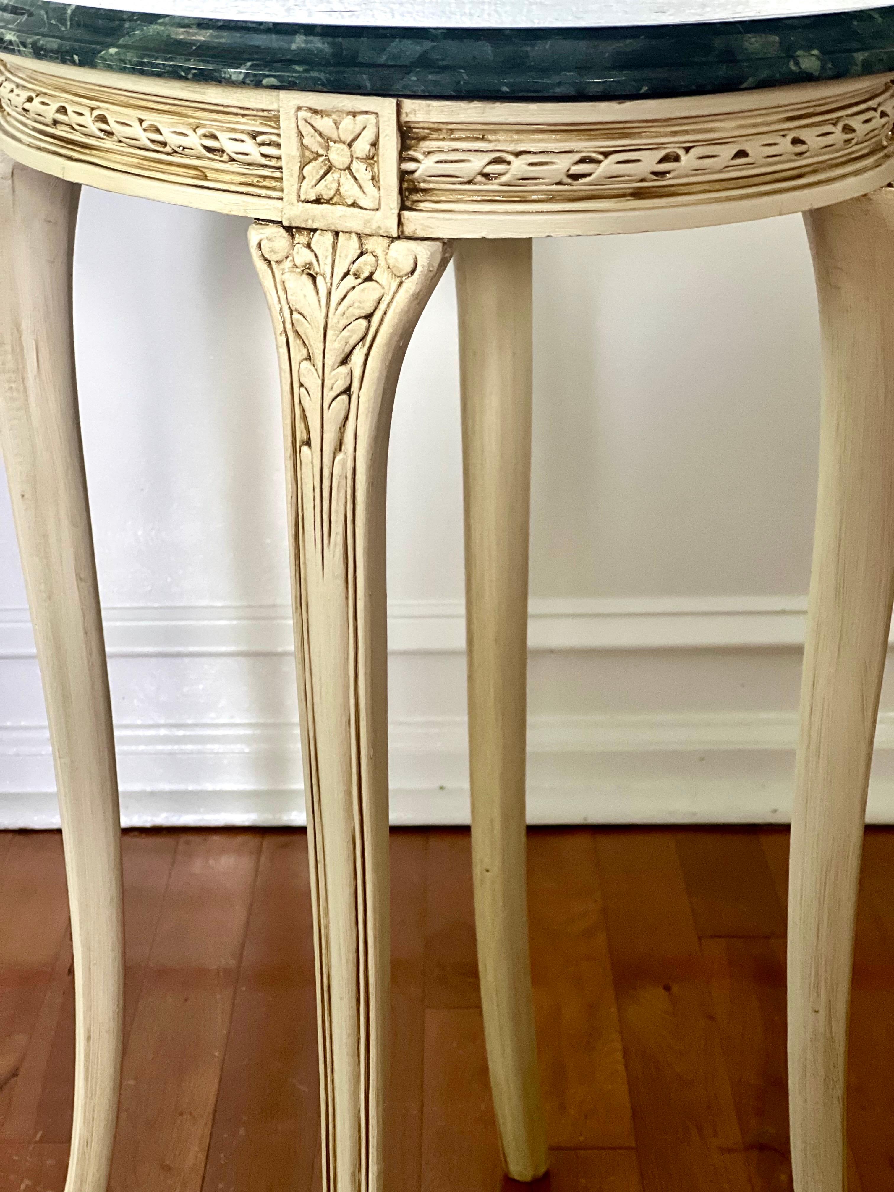 Table d'appoint ovale sculptée de style Louis XV du 20ème siècle, peinte en crème et peinte en marbre en vente 1