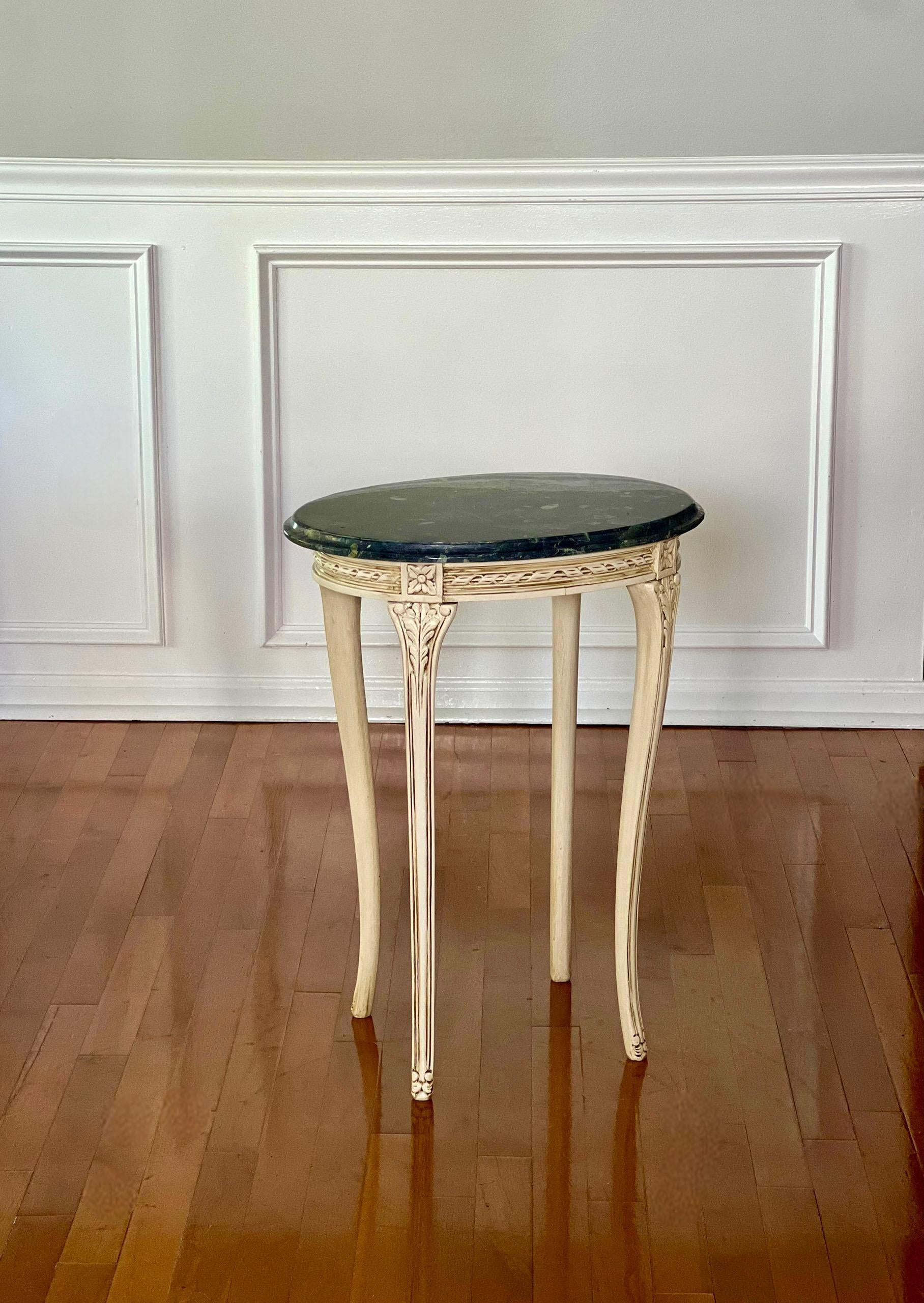 Table d'appoint ovale sculptée de style Louis XV du 20ème siècle, peinte en crème et peinte en marbre en vente 2