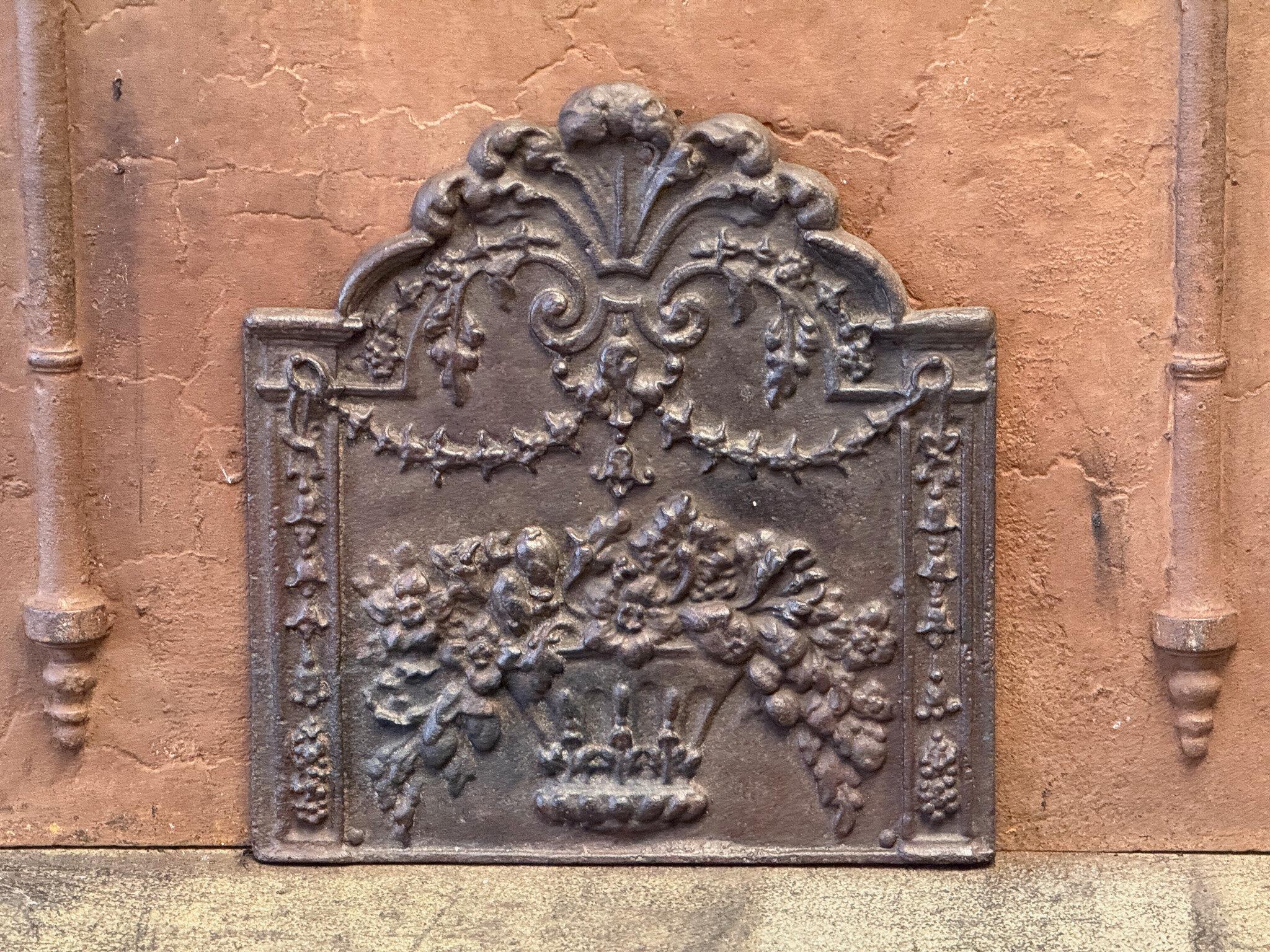 20th Century French Louis XV Style 'Flower Basket' Fireback / Backsplash made of cast iron and featuring a natural brown patina. Upon request, it can be made black or pewter. The condition is good without cracks.