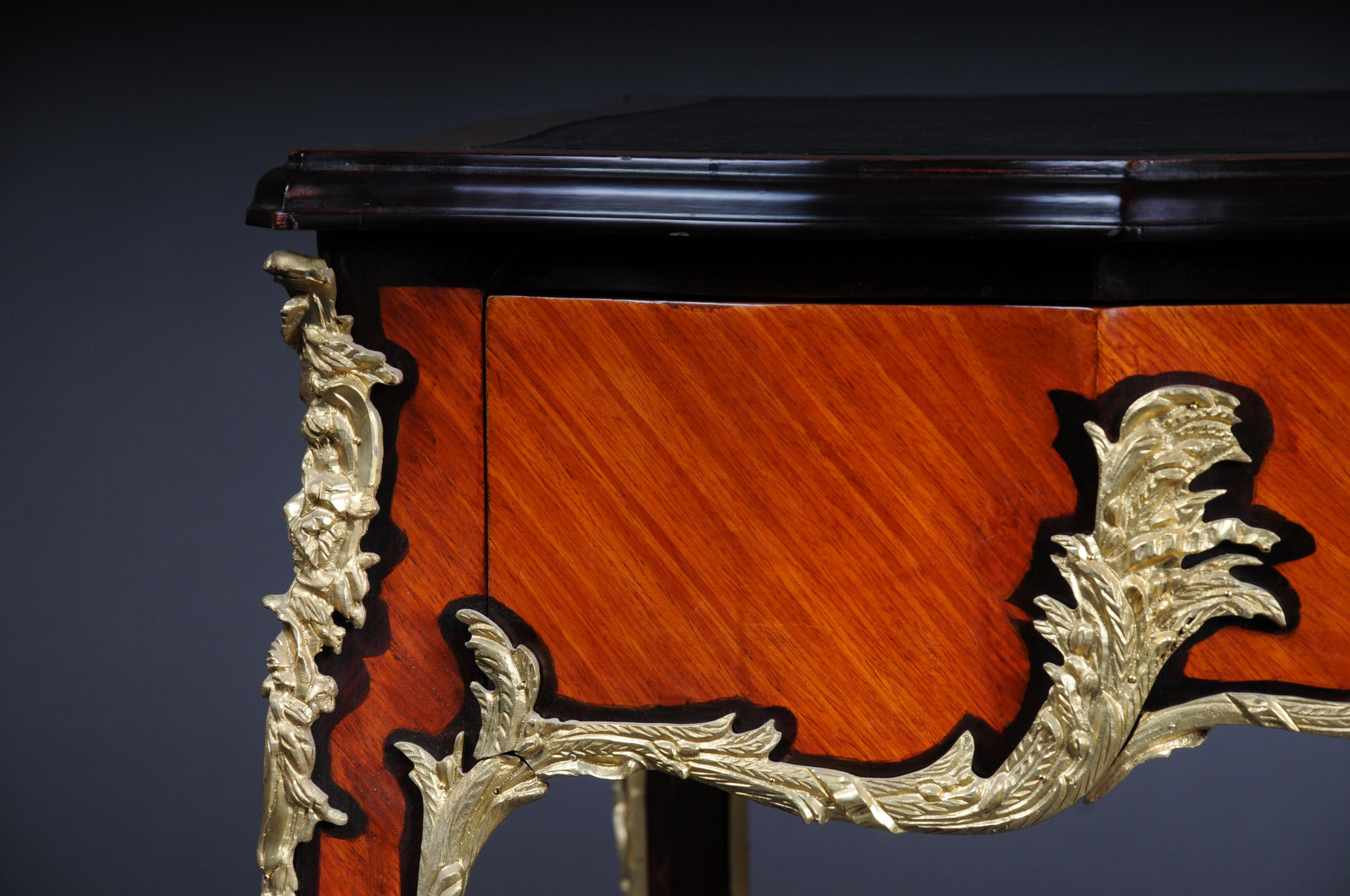 Französischer Bureau- oder Schreibtisch im Louis-XV-Stil des 20. Jahrhunderts nach Francois Linke (Tulpenholz) im Angebot