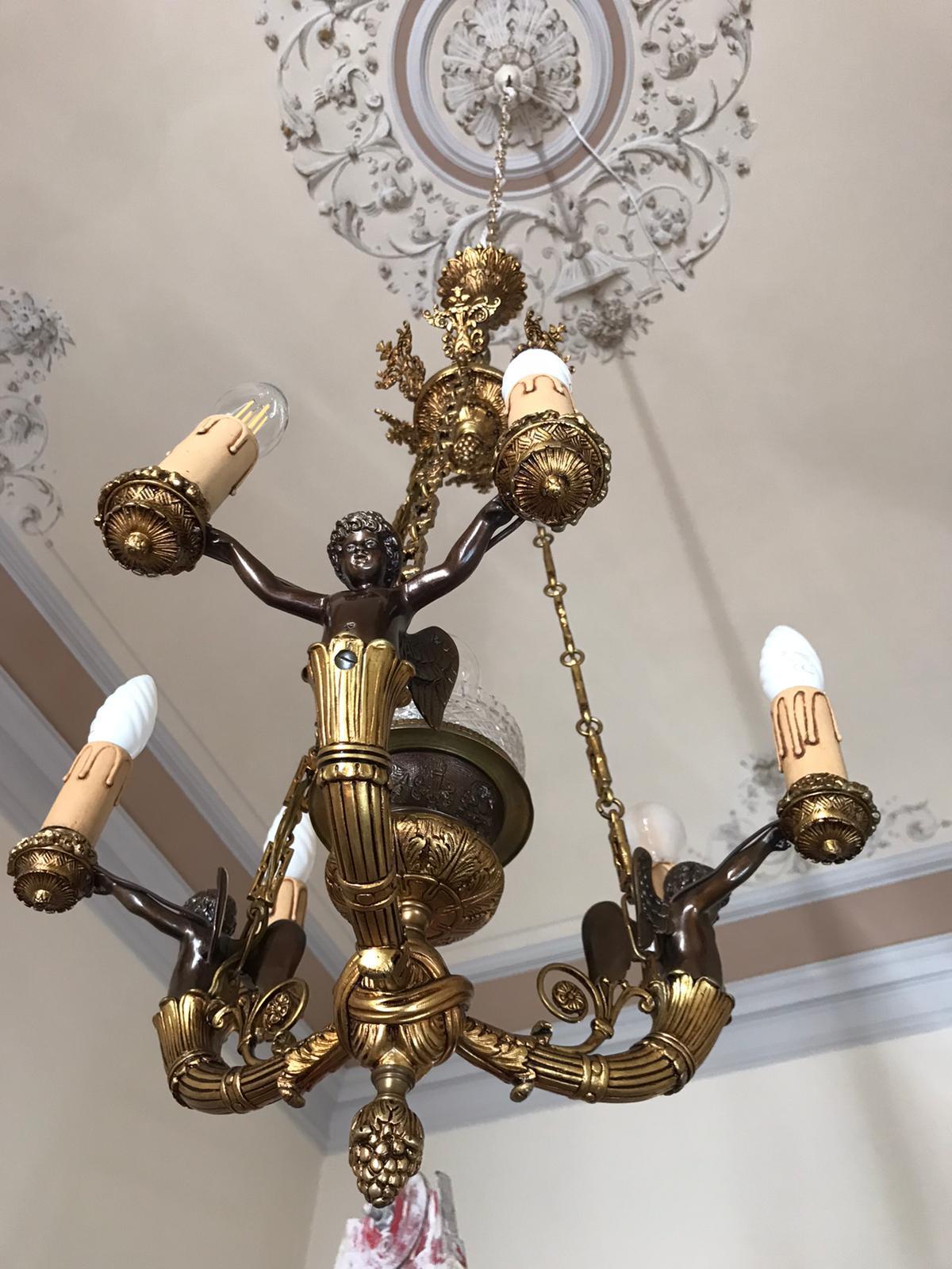 Prince Louis XV style French chandelier. In gilded bronze with three patinated putti holding two-light each.