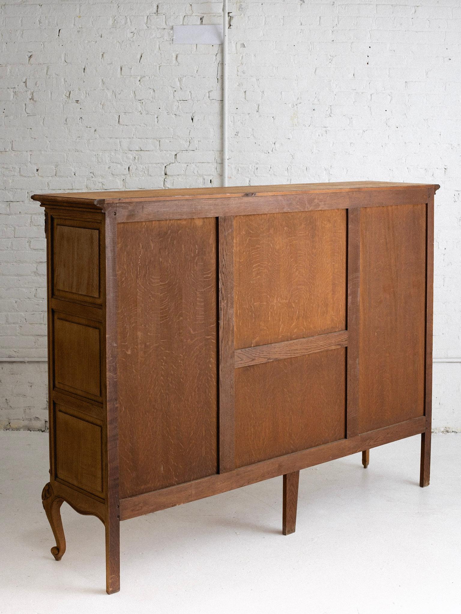 Mueble bar francés estilo Luis XV del siglo XX Blanqueado en venta