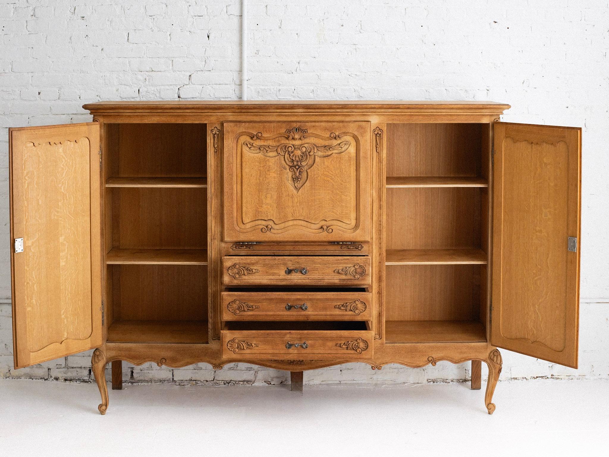 Mueble bar francés estilo Luis XV del siglo XX Roble en venta