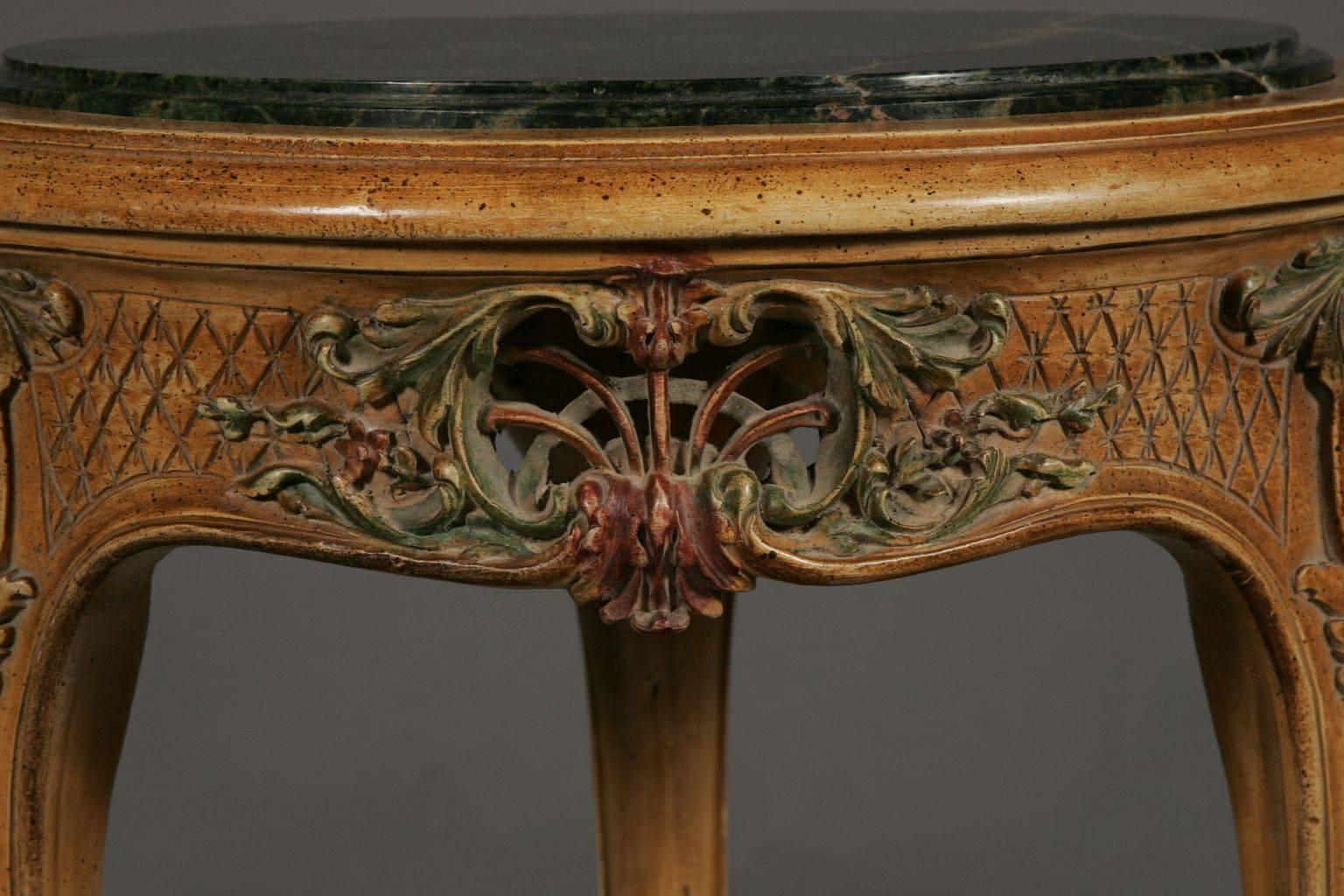 Sculpté à la main Table d'appoint française de style Louis XV du 20e siècle en vente
