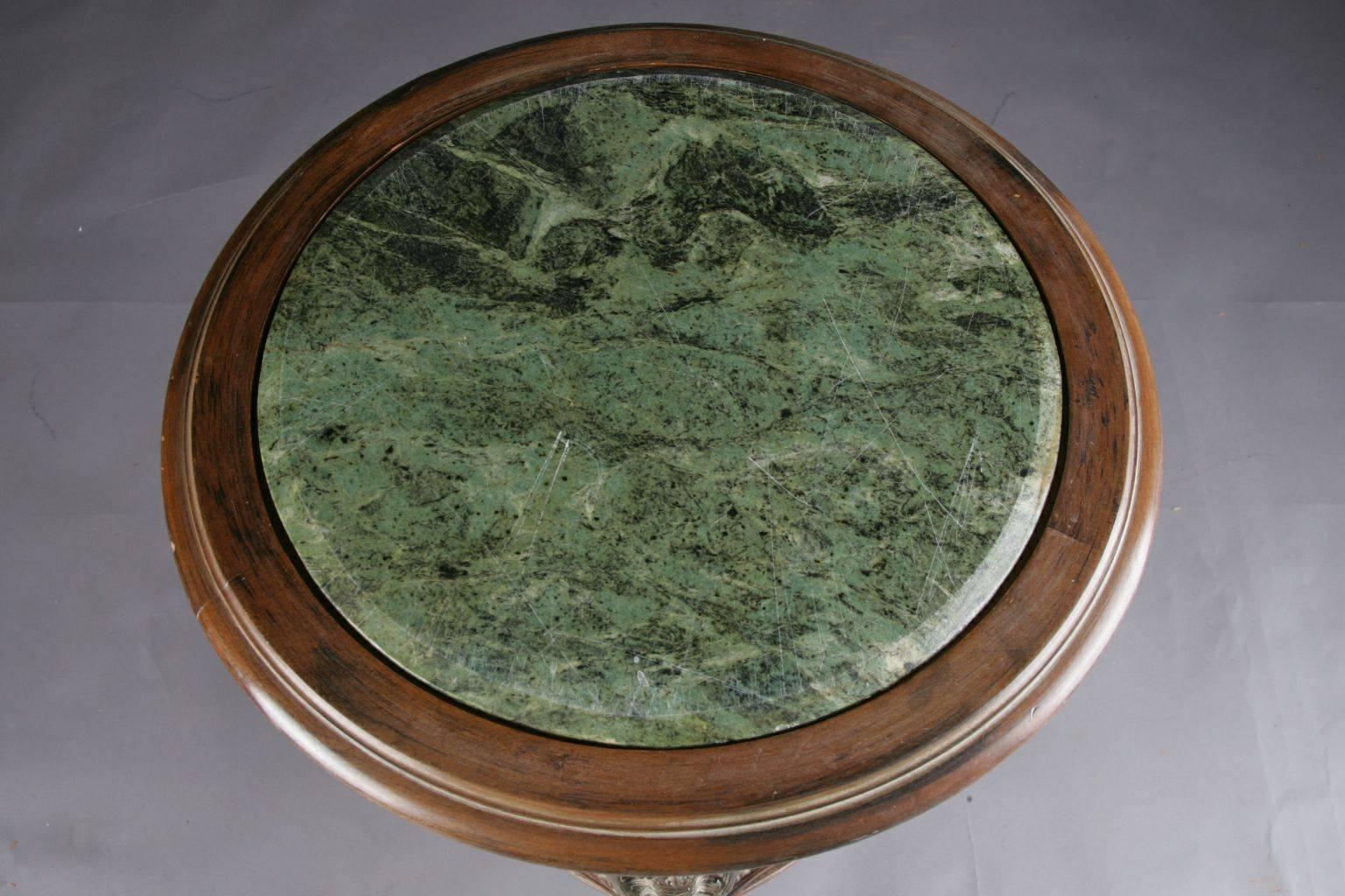 Table d'appoint française de style Louis XV du XXe siècle Bon état - En vente à Berlin, DE