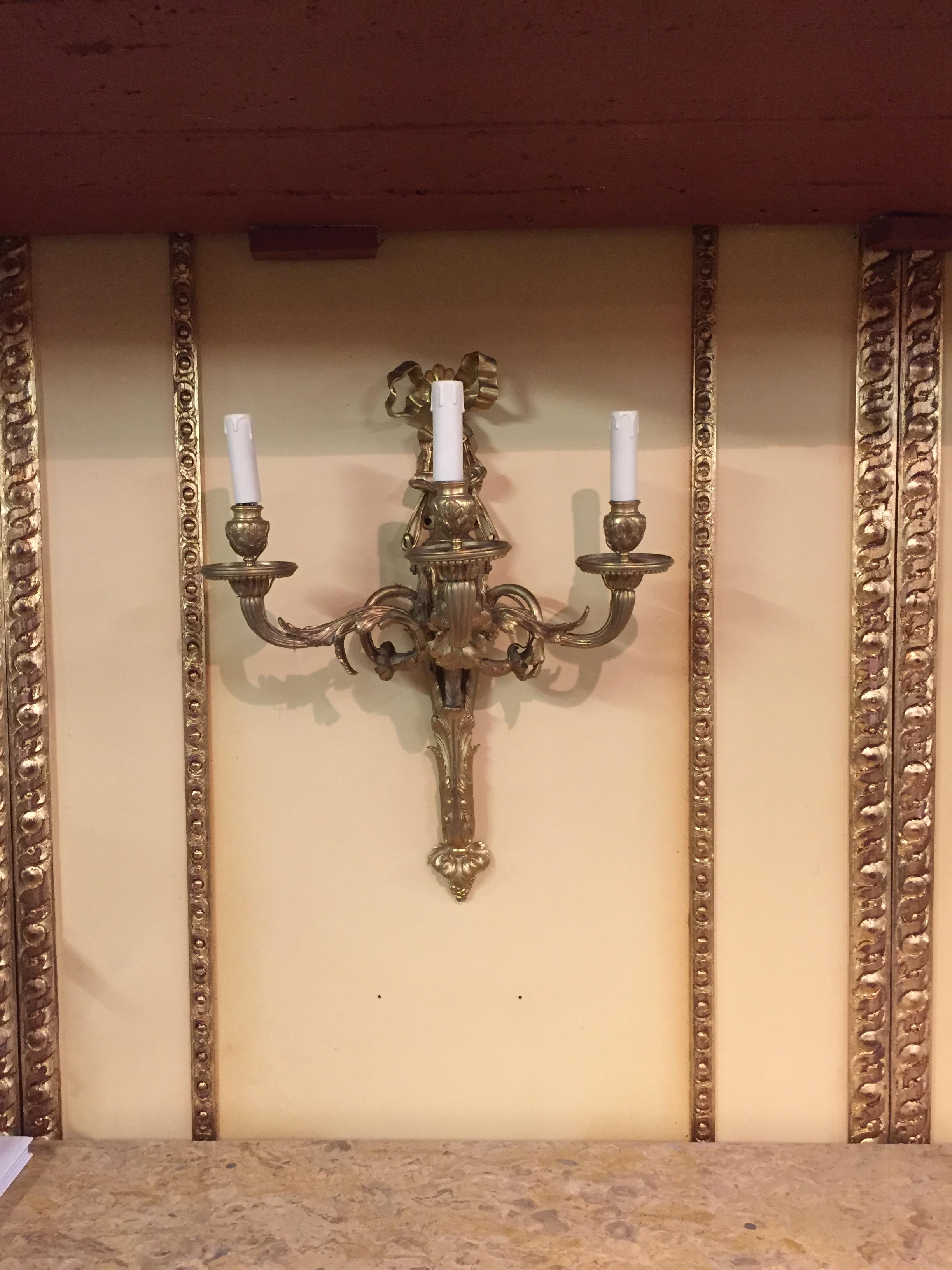 Französische Prunk-Applikation oder Wandlampe im Louis XV-Stil des 20. Jahrhunderts (Vergoldet) im Angebot