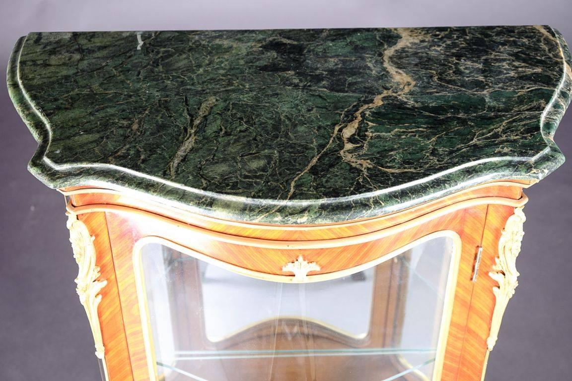 Französische Salonvitrine im Louis-XV-Stil des 20. Jahrhunderts im Zustand „Gut“ im Angebot in Berlin, DE
