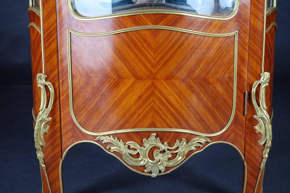 Französische Salonvitrine im Louis-XV-Stil des 20. Jahrhunderts (Marmor) im Angebot