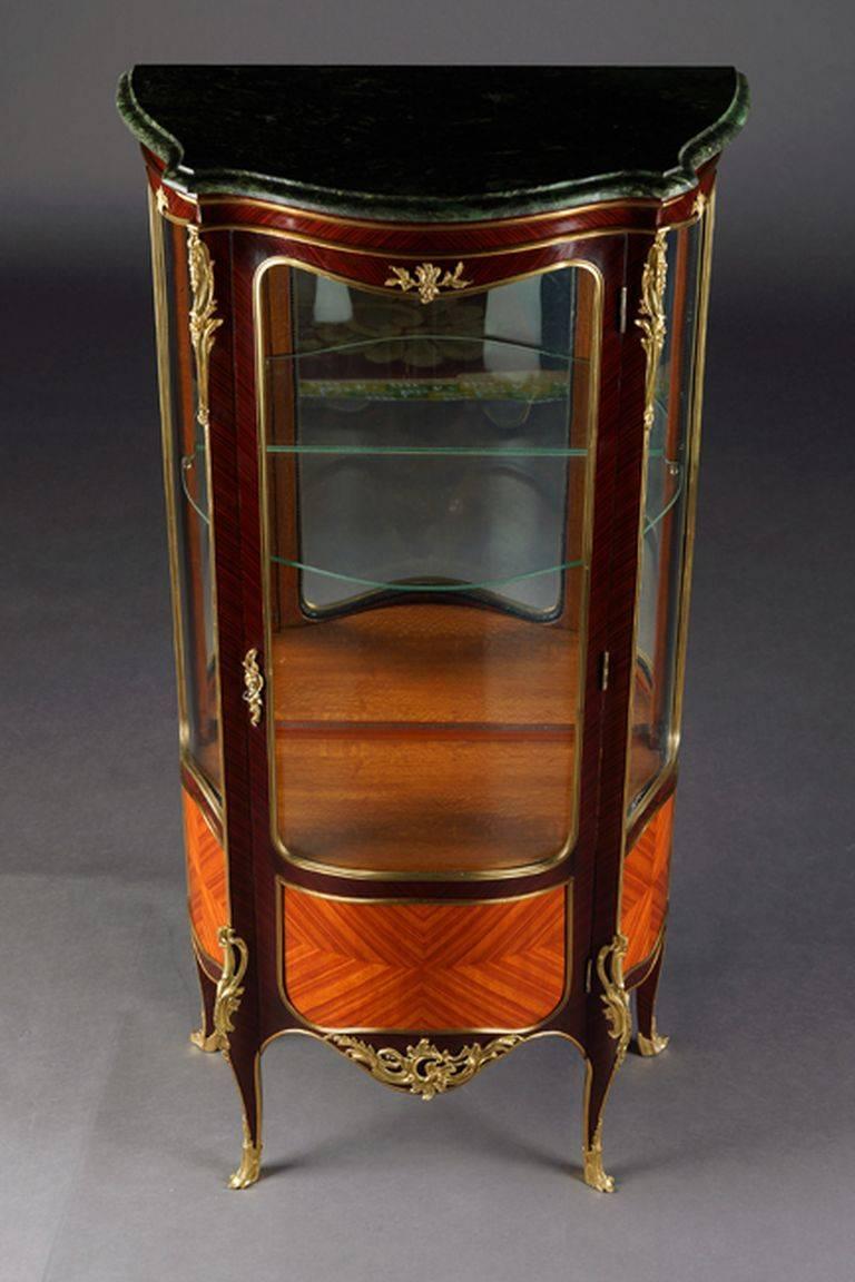 Petite French cabinet in the style of Louis XV Rococo.
Bois-Satiné veneer, all-round surface-covering mirror veneer on solid conifers. High-rise, one-armed, cambered body, three-sided to three-section, on high slanting, curly feet. Profiled cornice