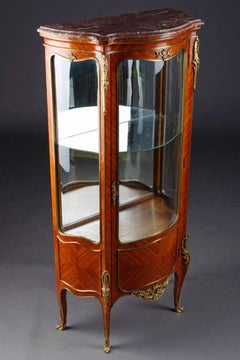 Vitrine française de style Louis XV du XXe siècle