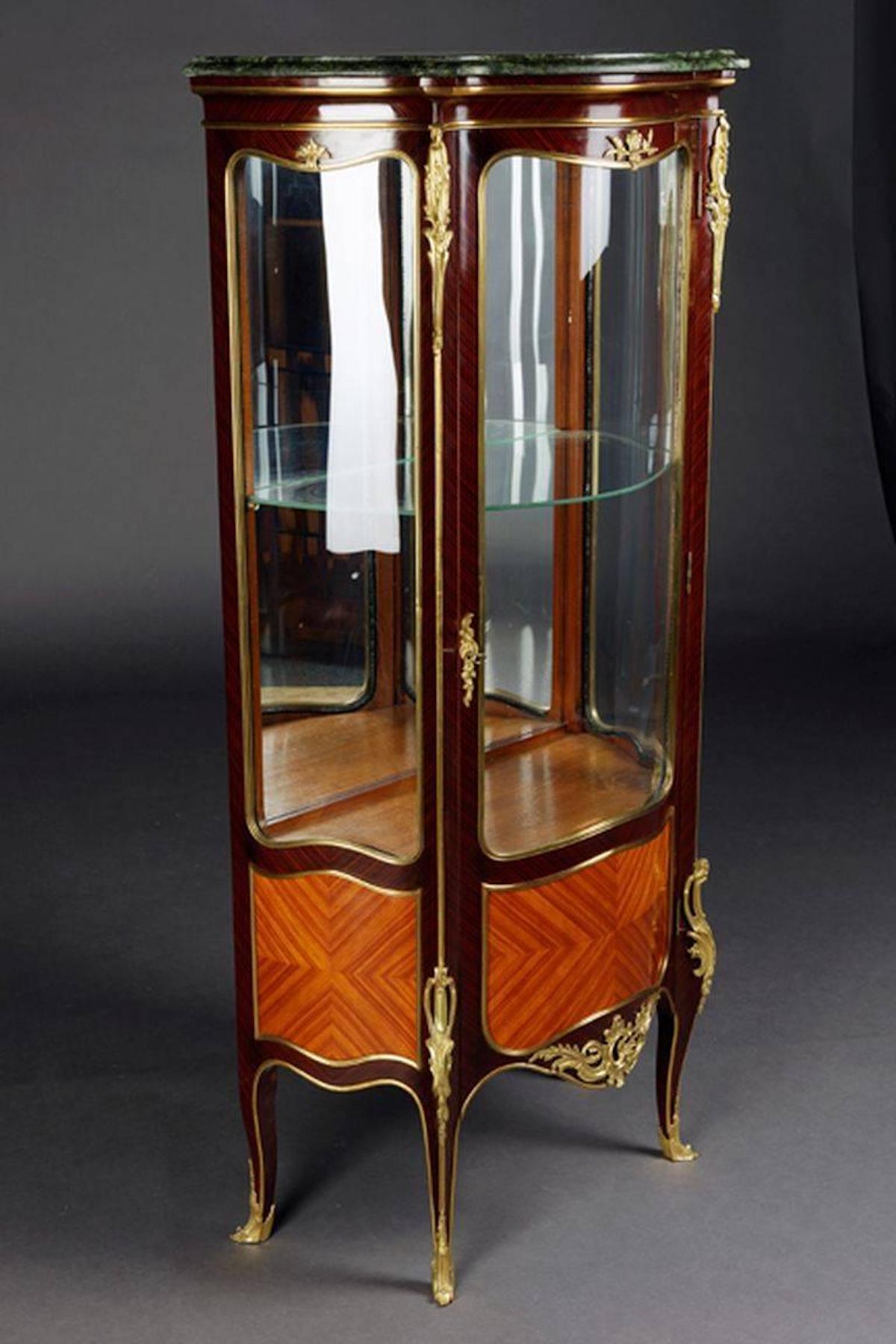 Petite armoire française dans le style Louis XV Rococo.
Placage Boi, placage miroir couvrant toute la surface sur des conifères massifs. Corps haut perché, manchot, cambré, à trois côtés ou à trois sections, reposant sur de hauts pieds obliques et