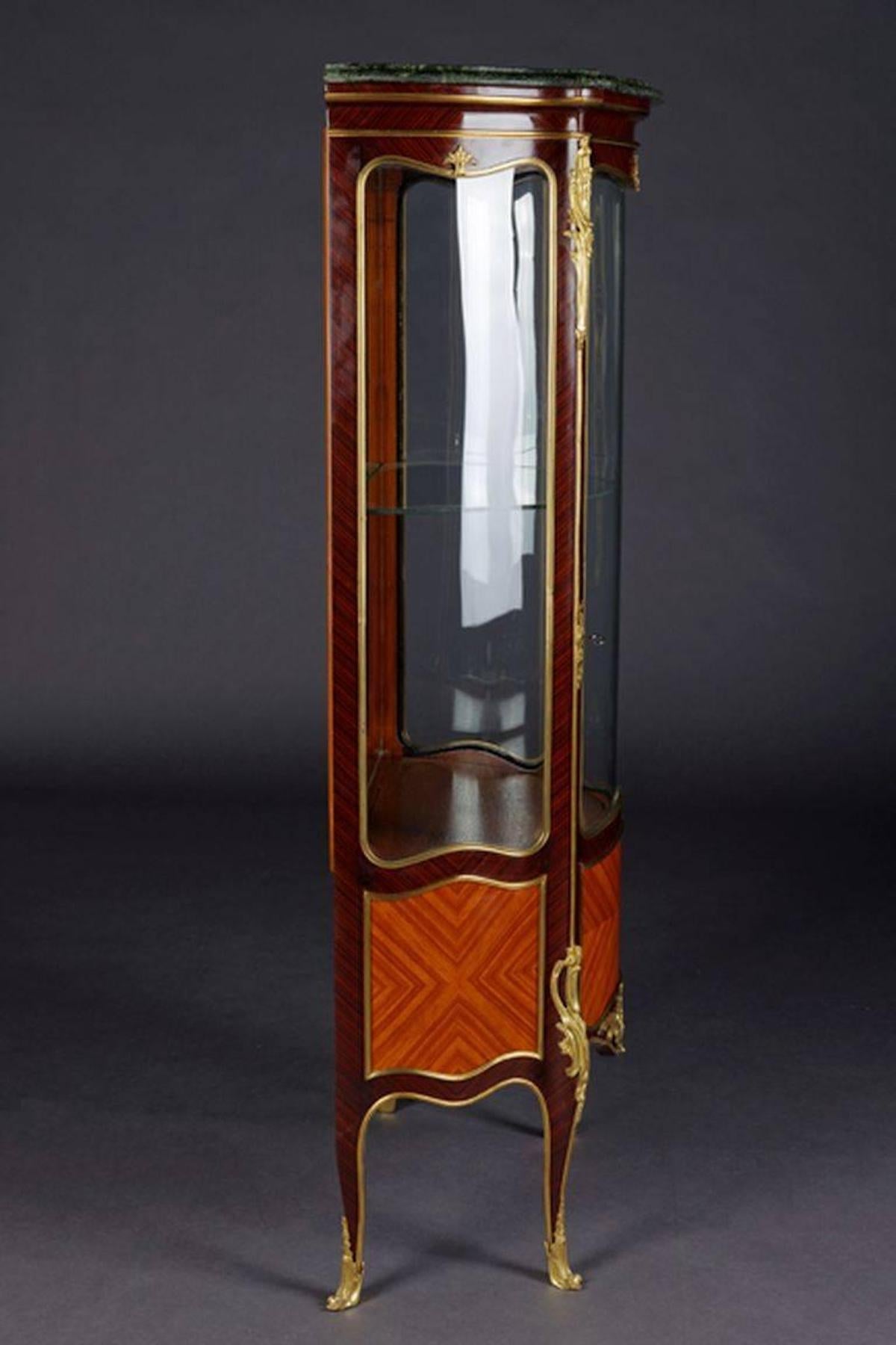 20ième siècle Vitrine française du 20e siècle de style Louis XV en vente