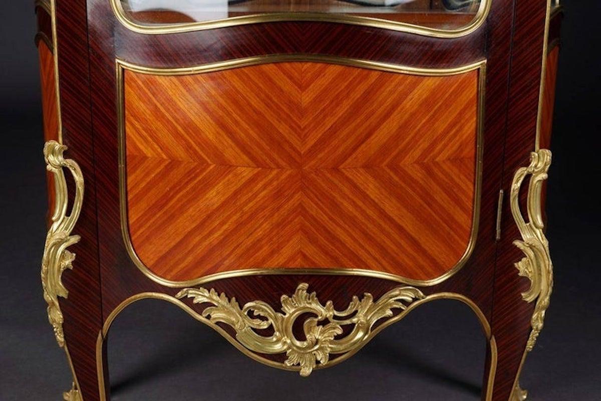 Vitrine française du 20e siècle de style Louis XV en vente 1